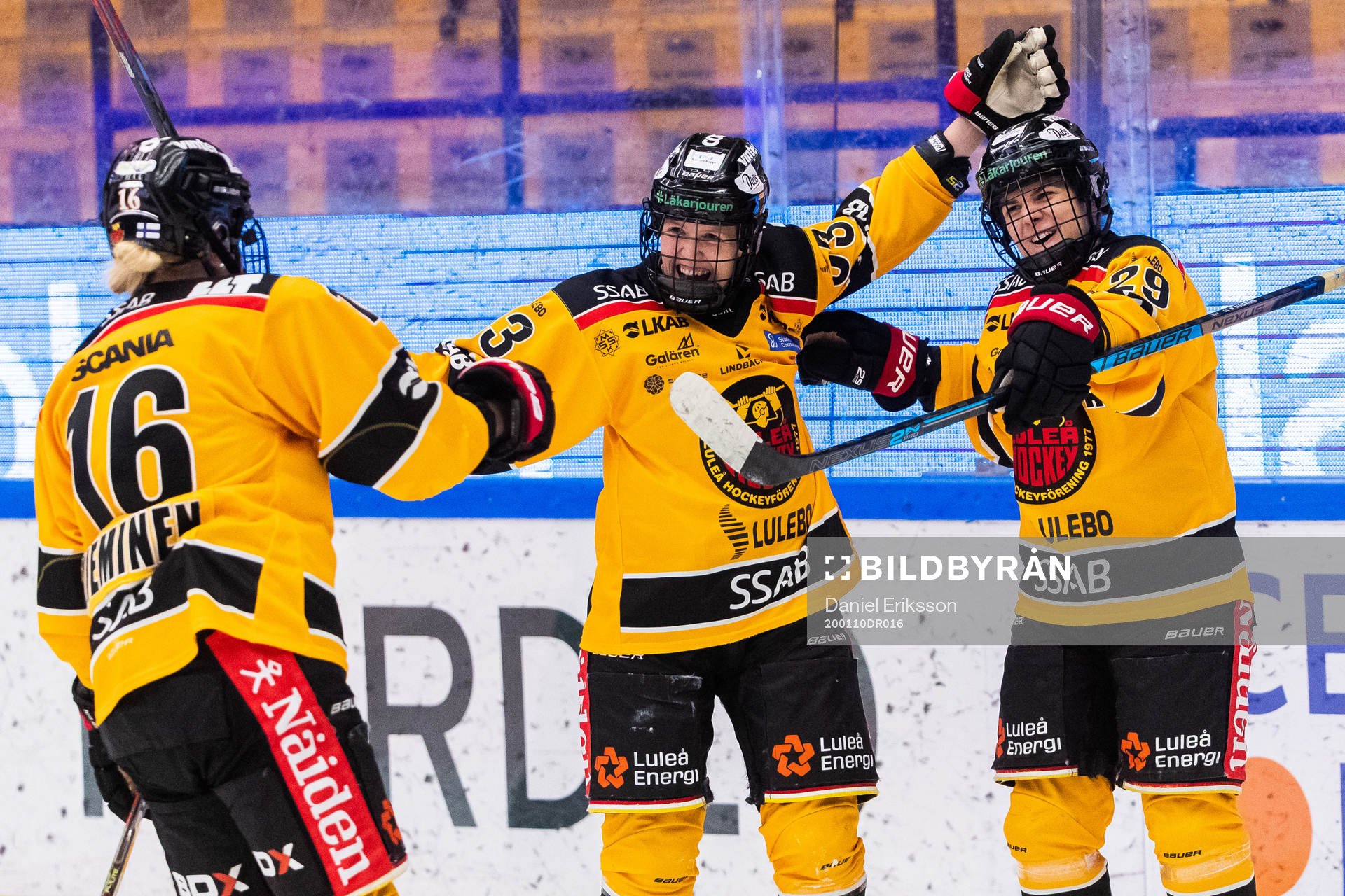 Luleås Michelle Karvinen (mitten) jublar med Petra