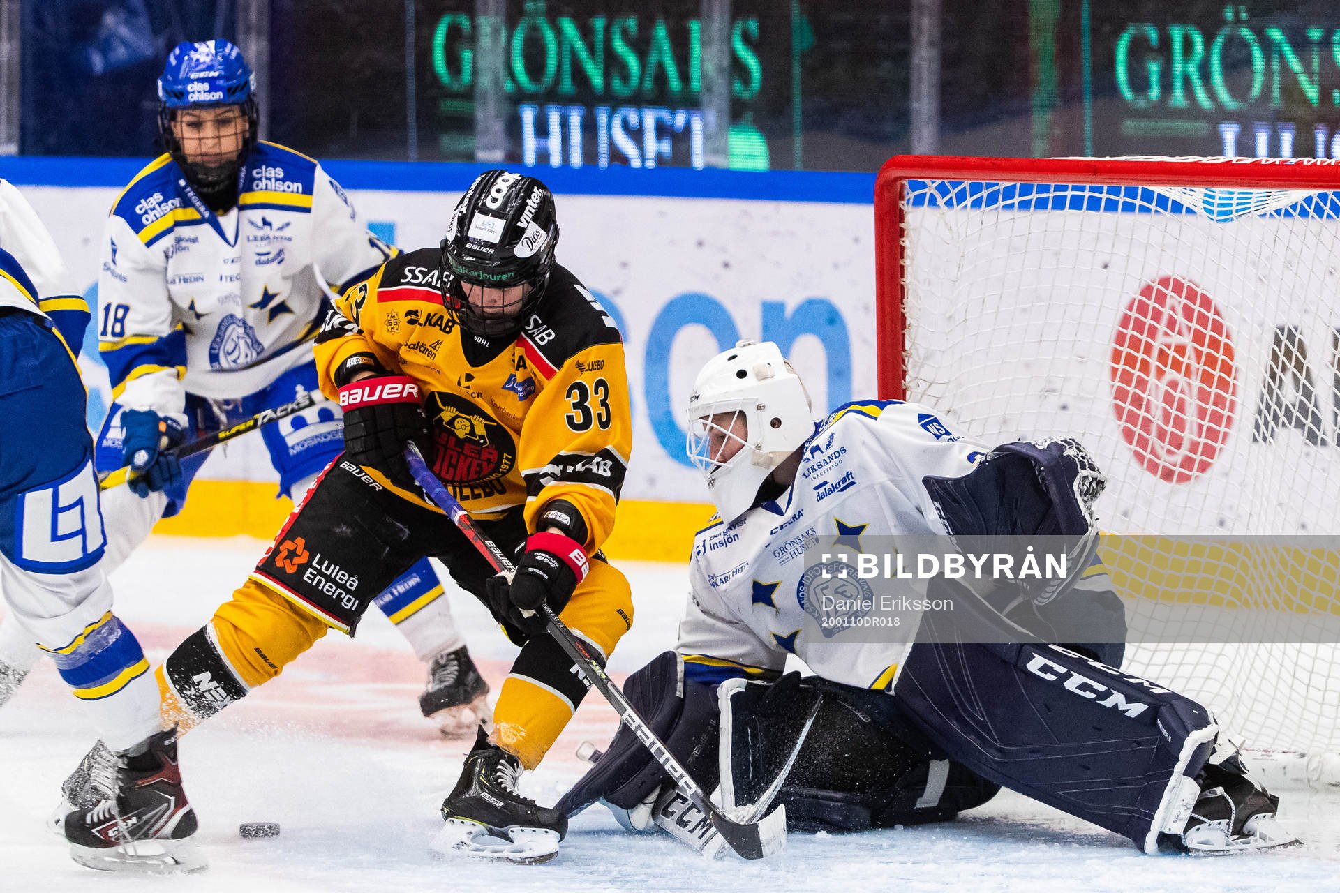 Luleås Michelle Karvinen oroar framför Leksands målvakt
