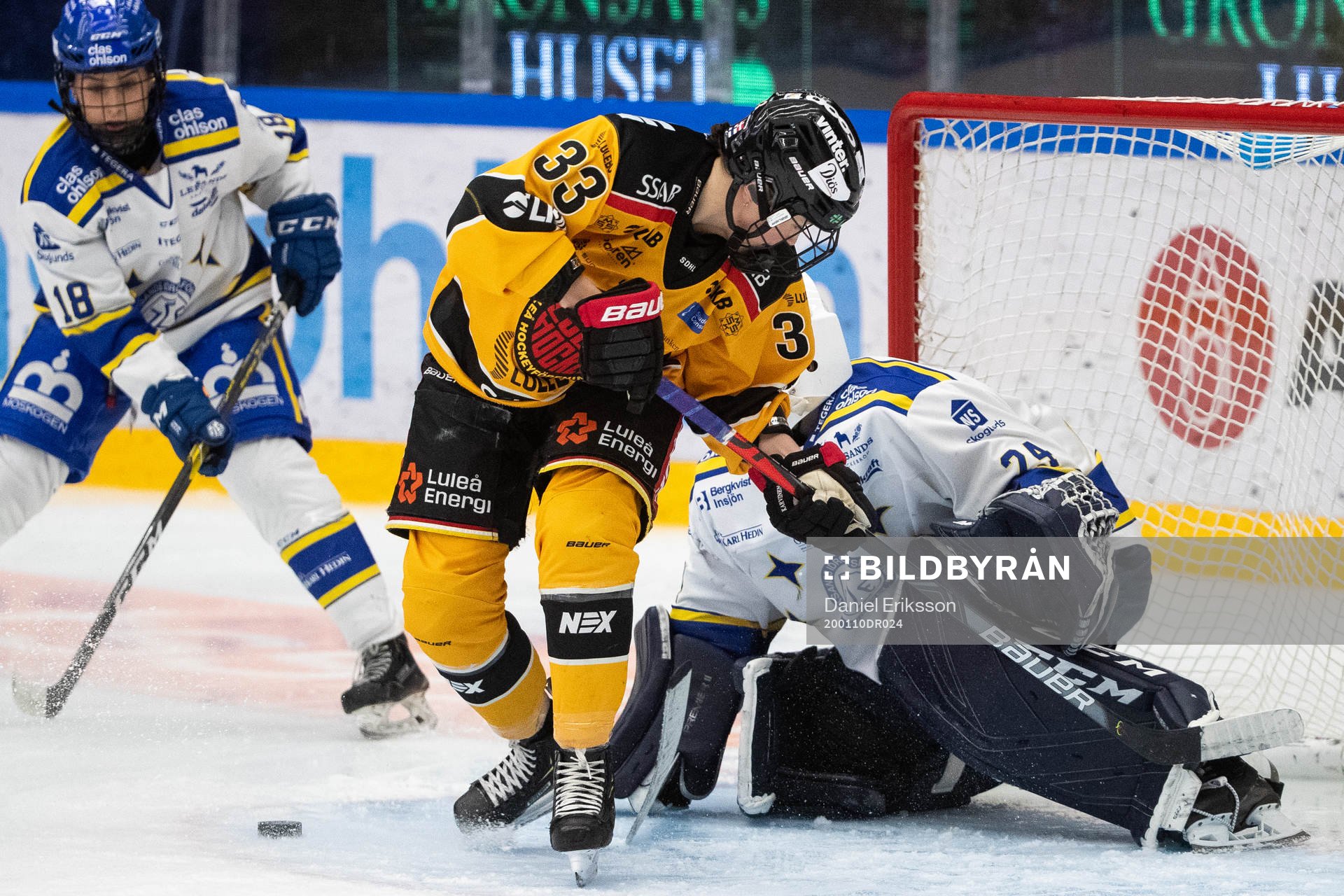 Luleås Michelle Karvinen och Leksands målvakt Jule