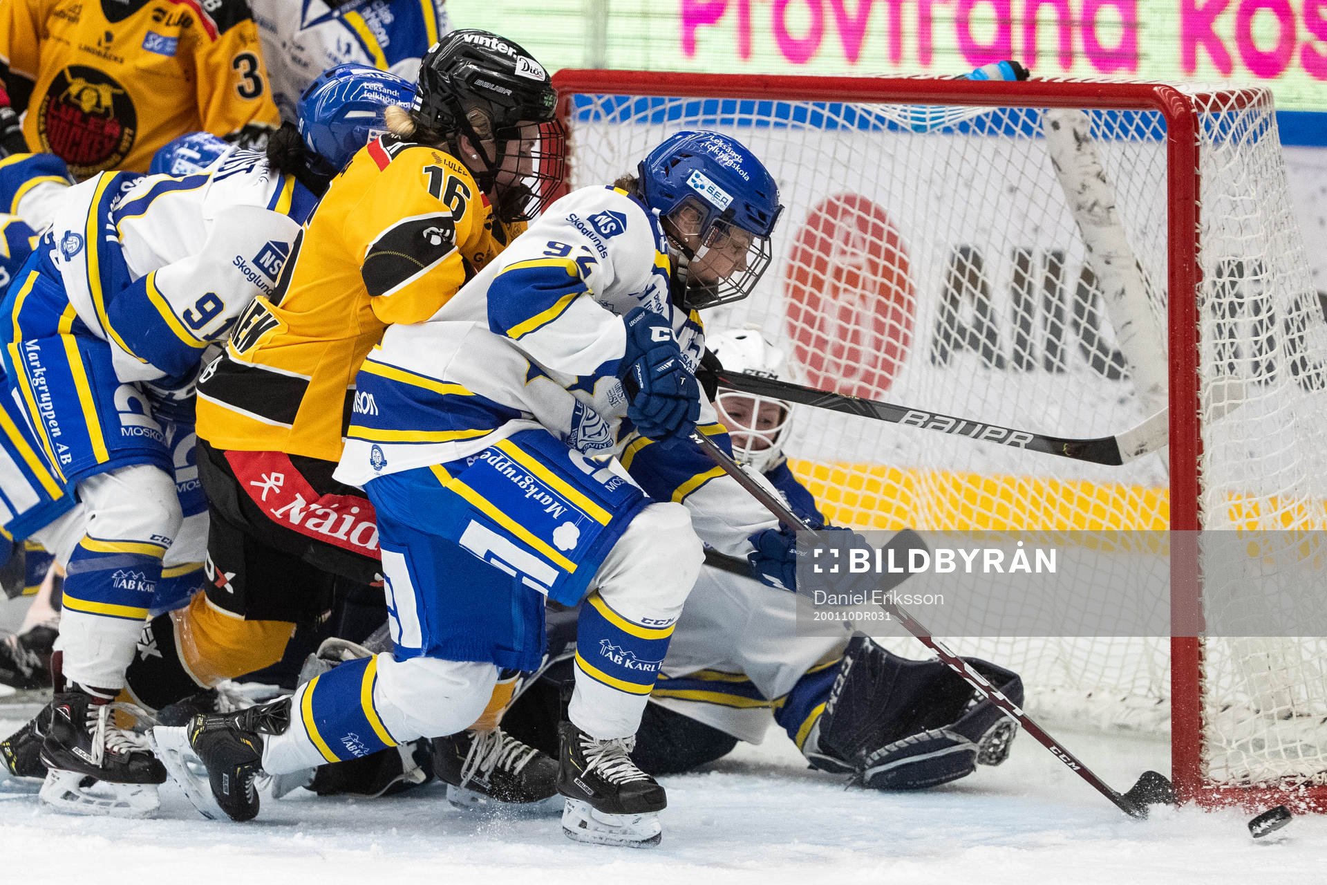 Luleås Petra Nieminen och Leksands Betty Jouanny framför