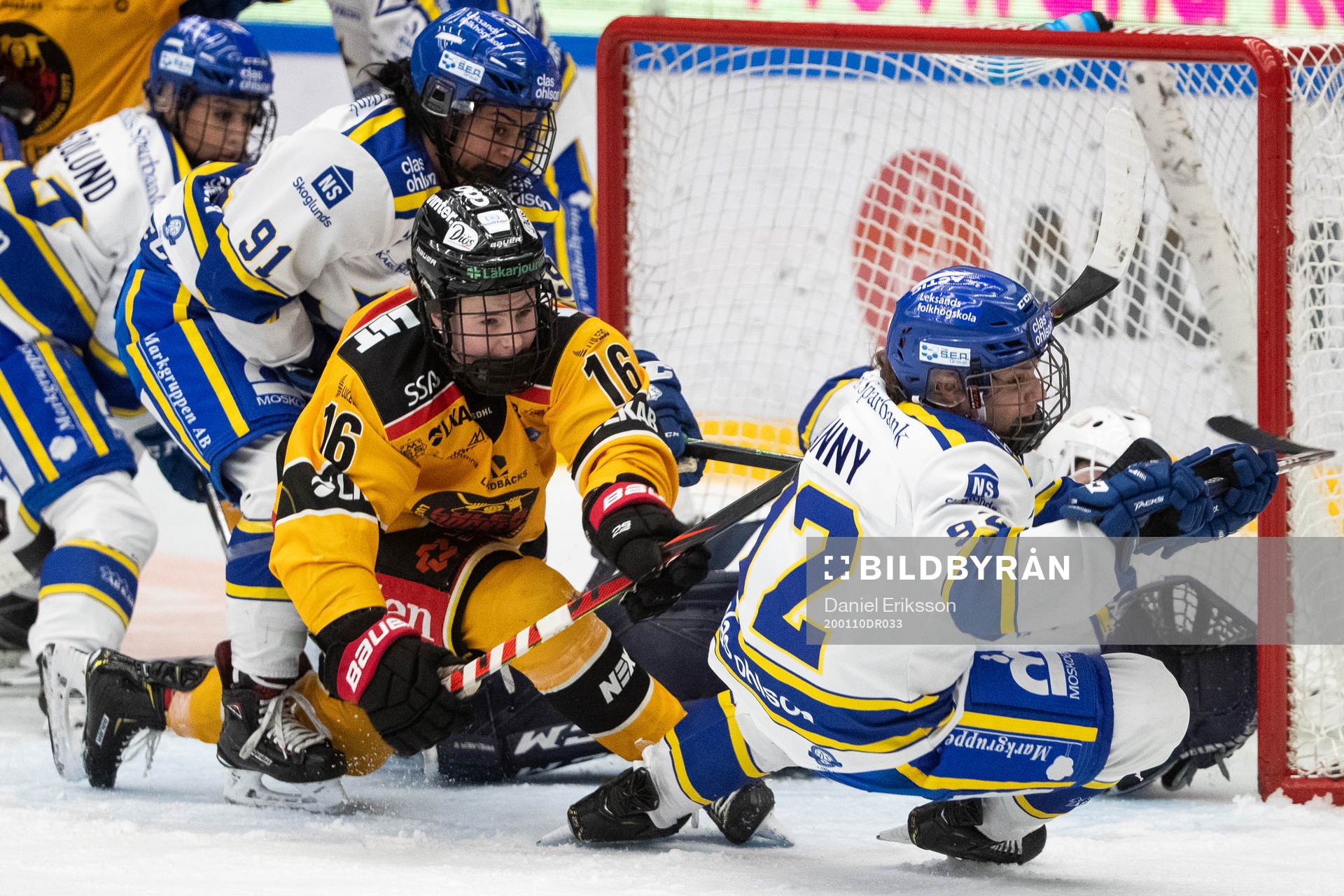 Luleås Petra Nieminen och Leksands Betty Jouanny framför