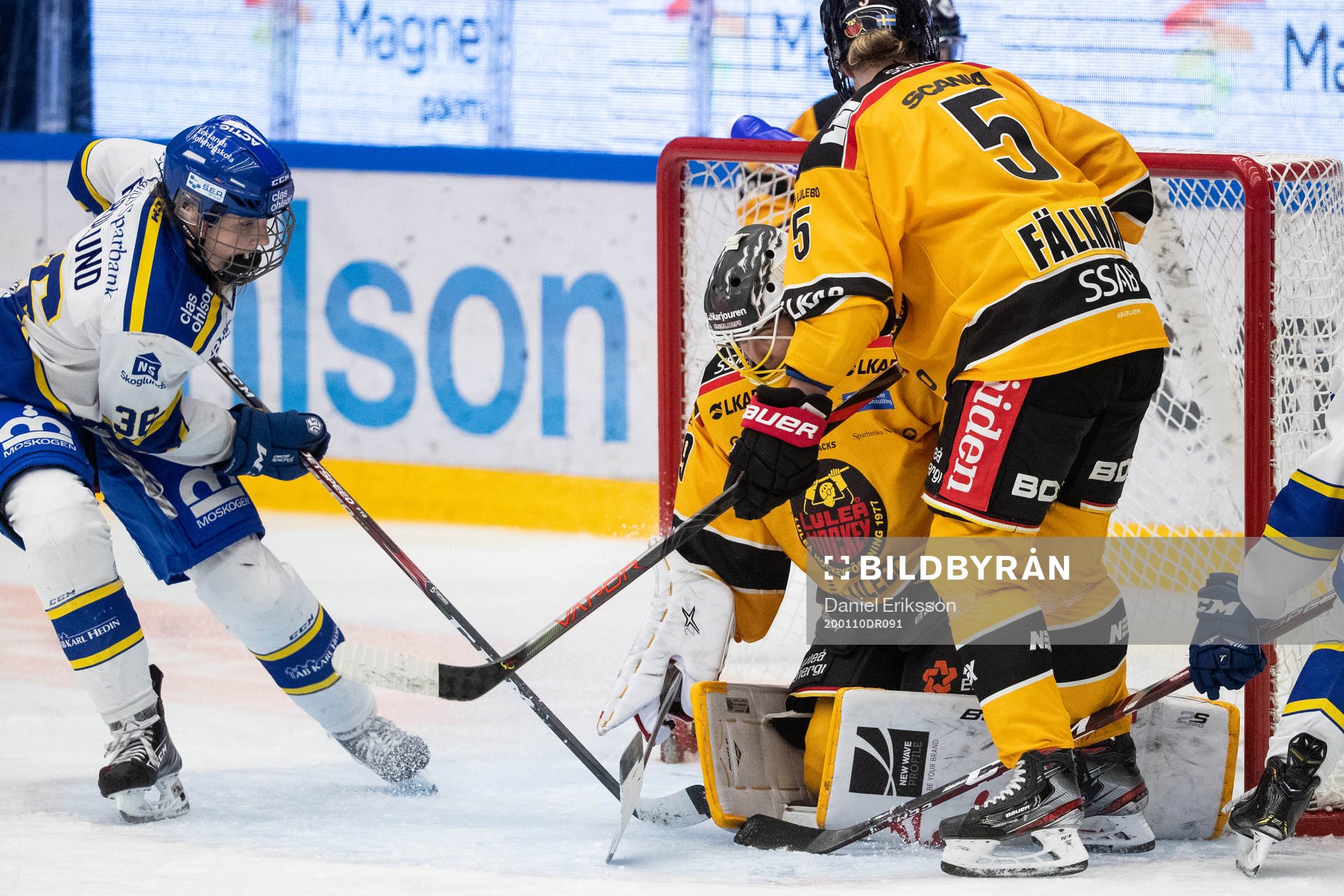 Leksands Andrine Furulund och Luleås målvakt Minatsu