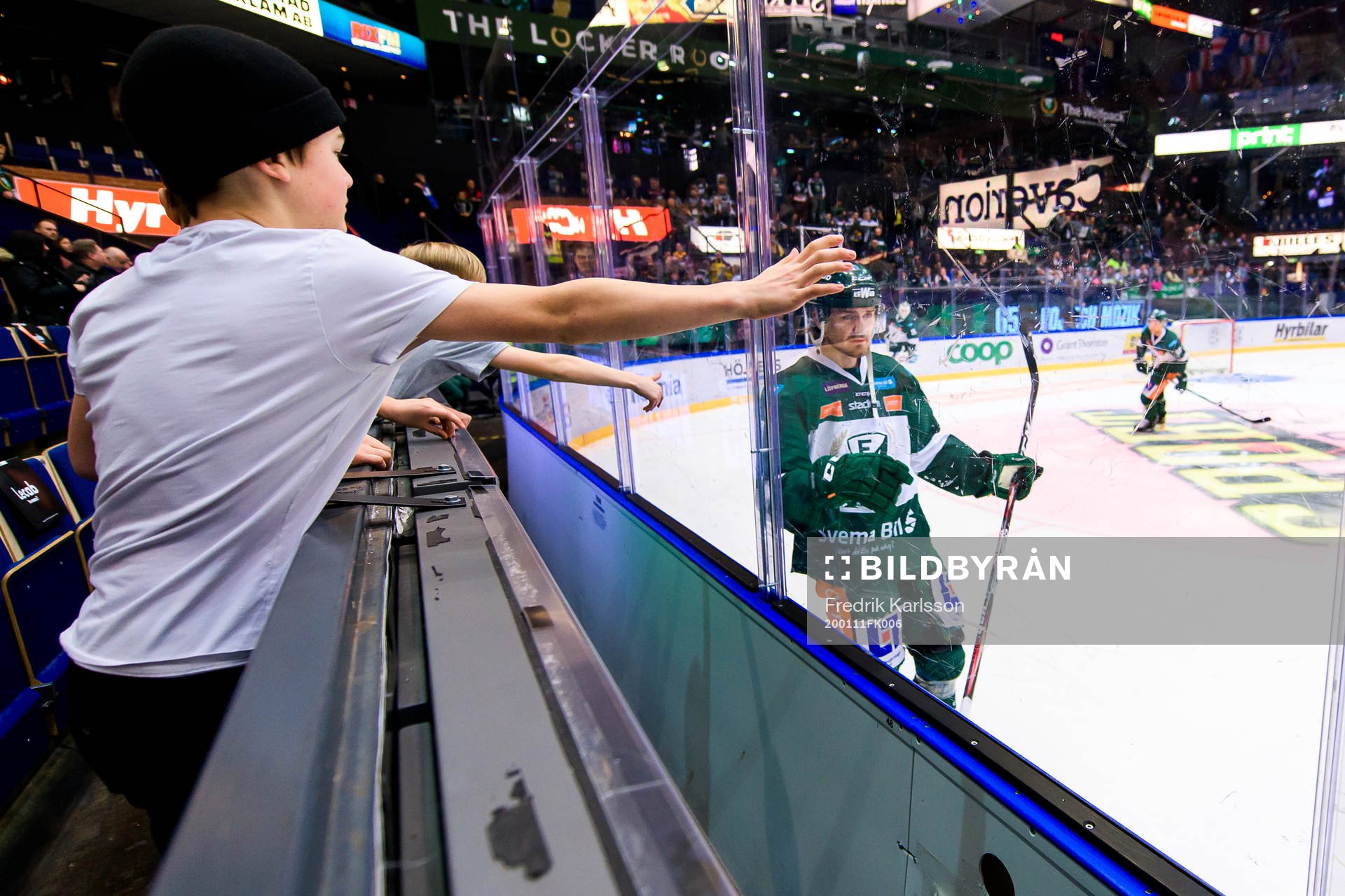 Supportrar hejar på Färjestads Linus Johansson