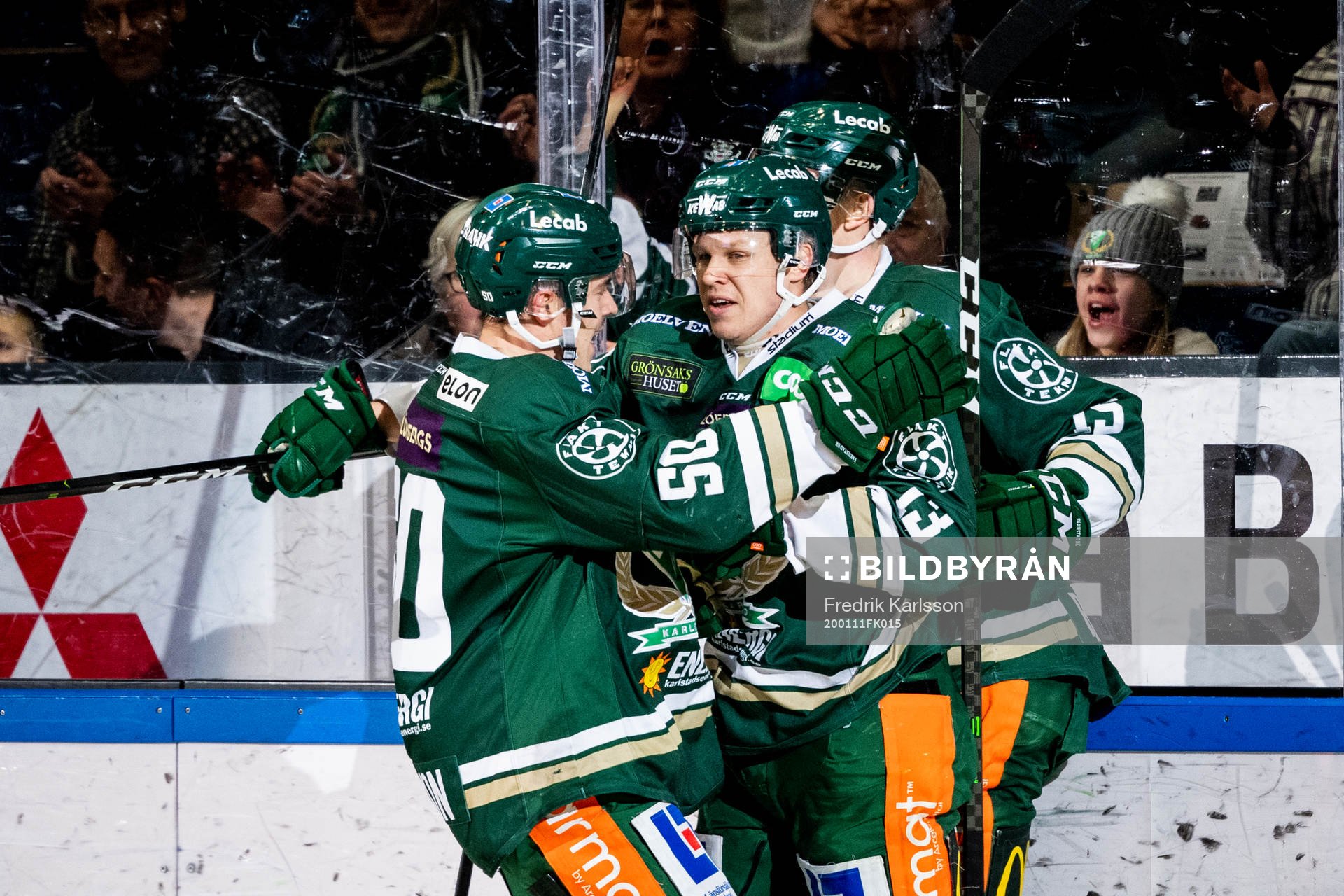 Färjestads Daniel Viksten (m) jublar med Sebastian Erixon