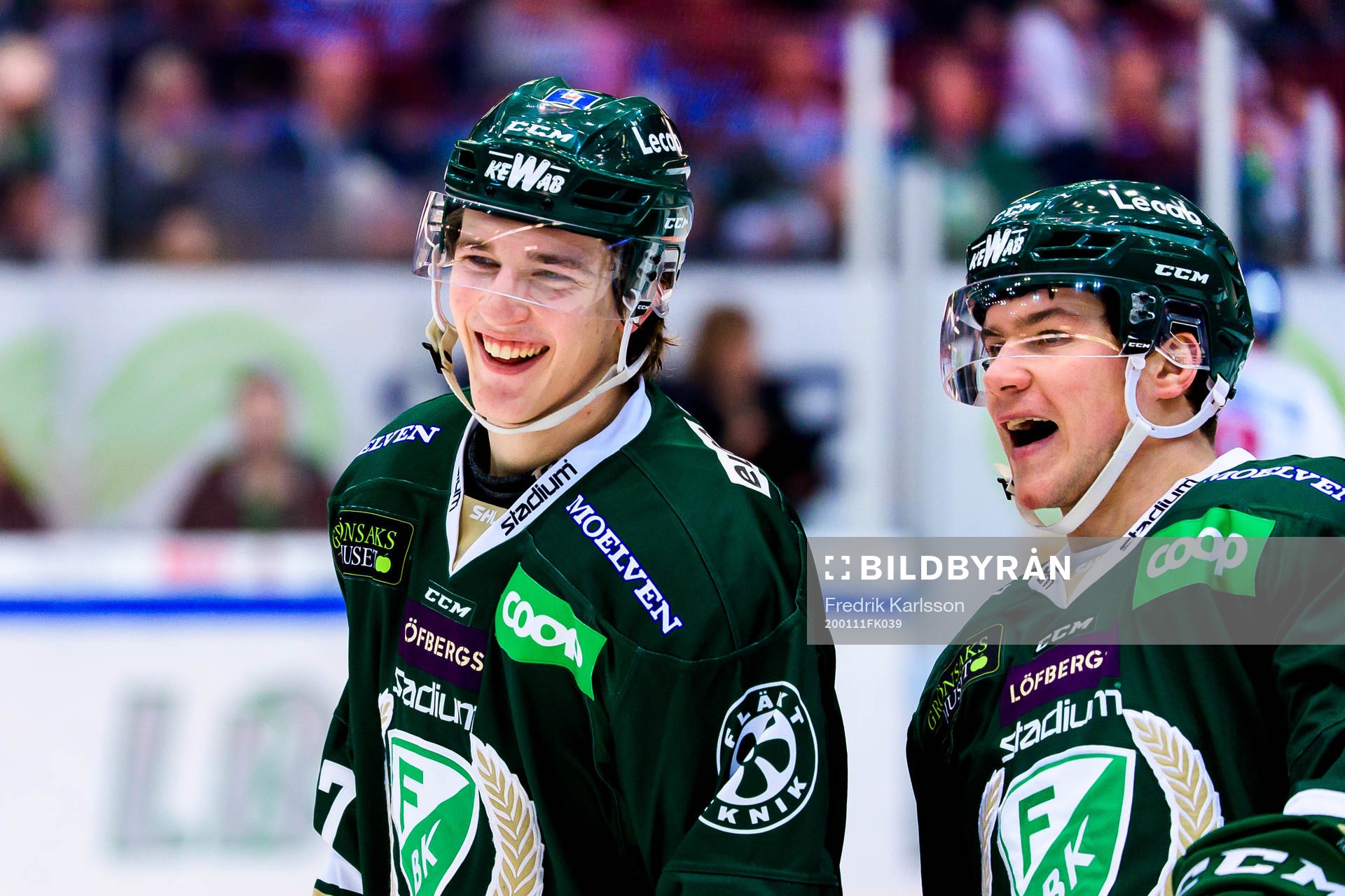 Färjestads Oskar Bäck och Michael Latta jublar