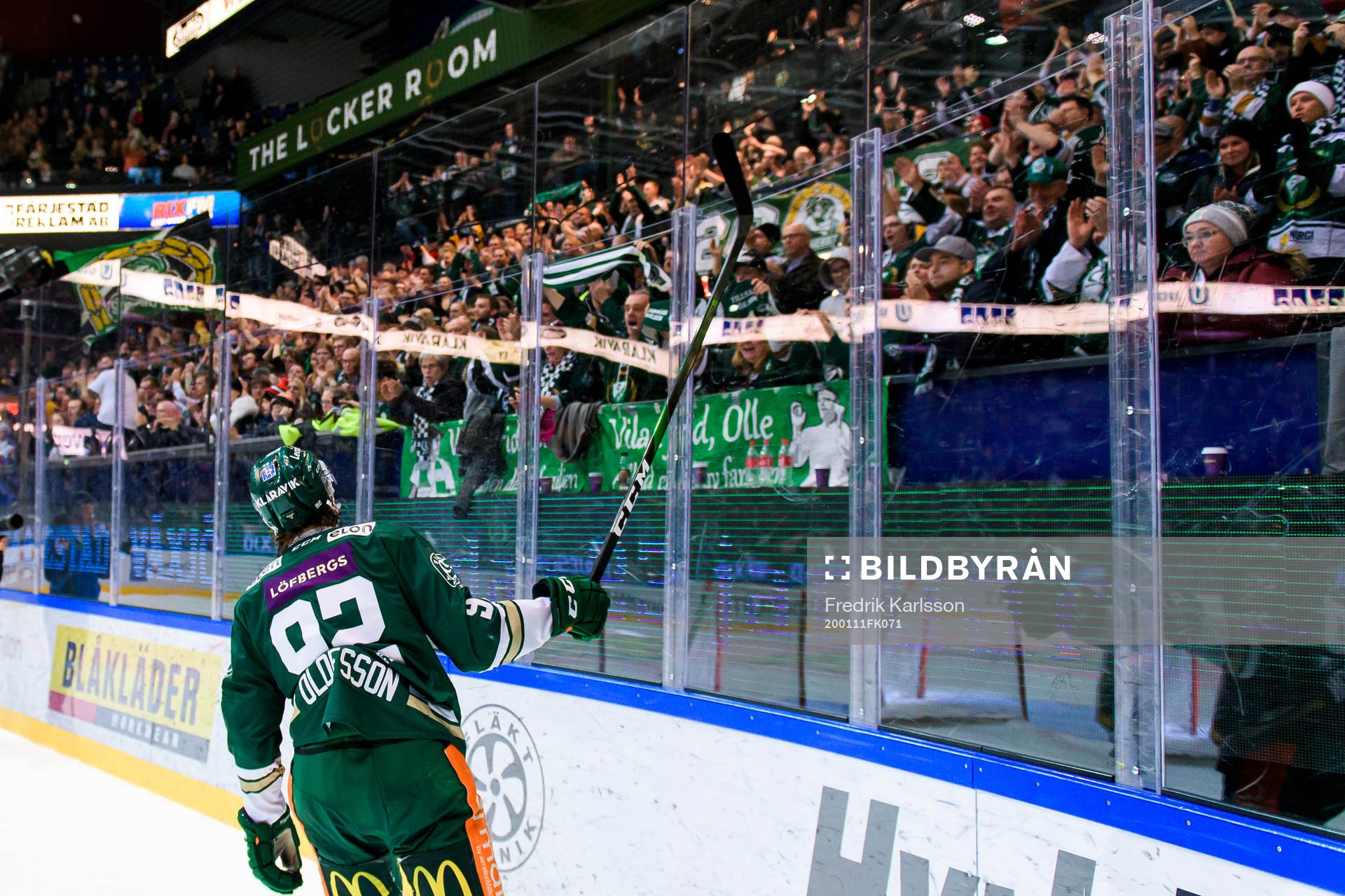 Färjestads Jesper Olofsson jublar och tackar publiken