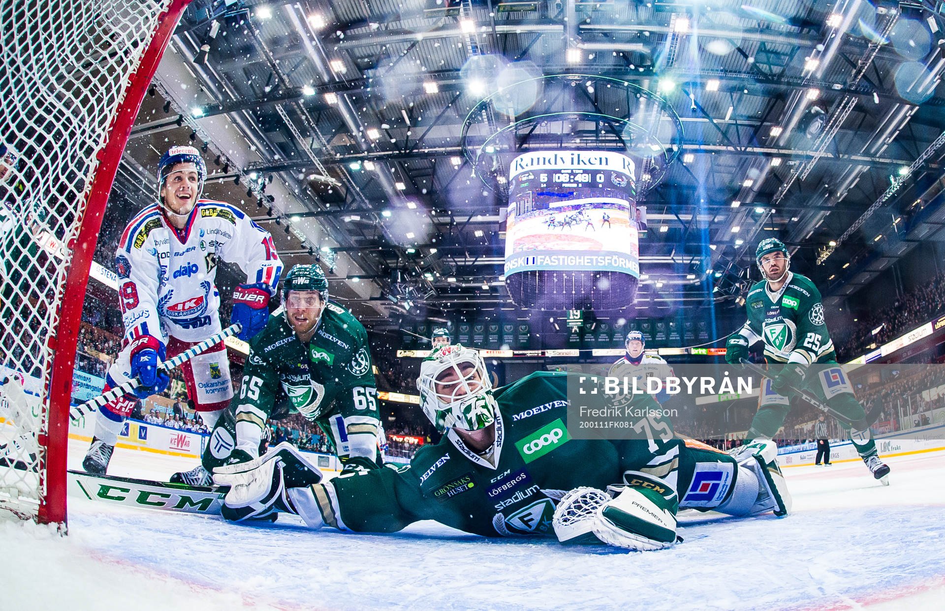 Oskarshamns Tyler Kelleher skjuter 5-1 och Färjestads