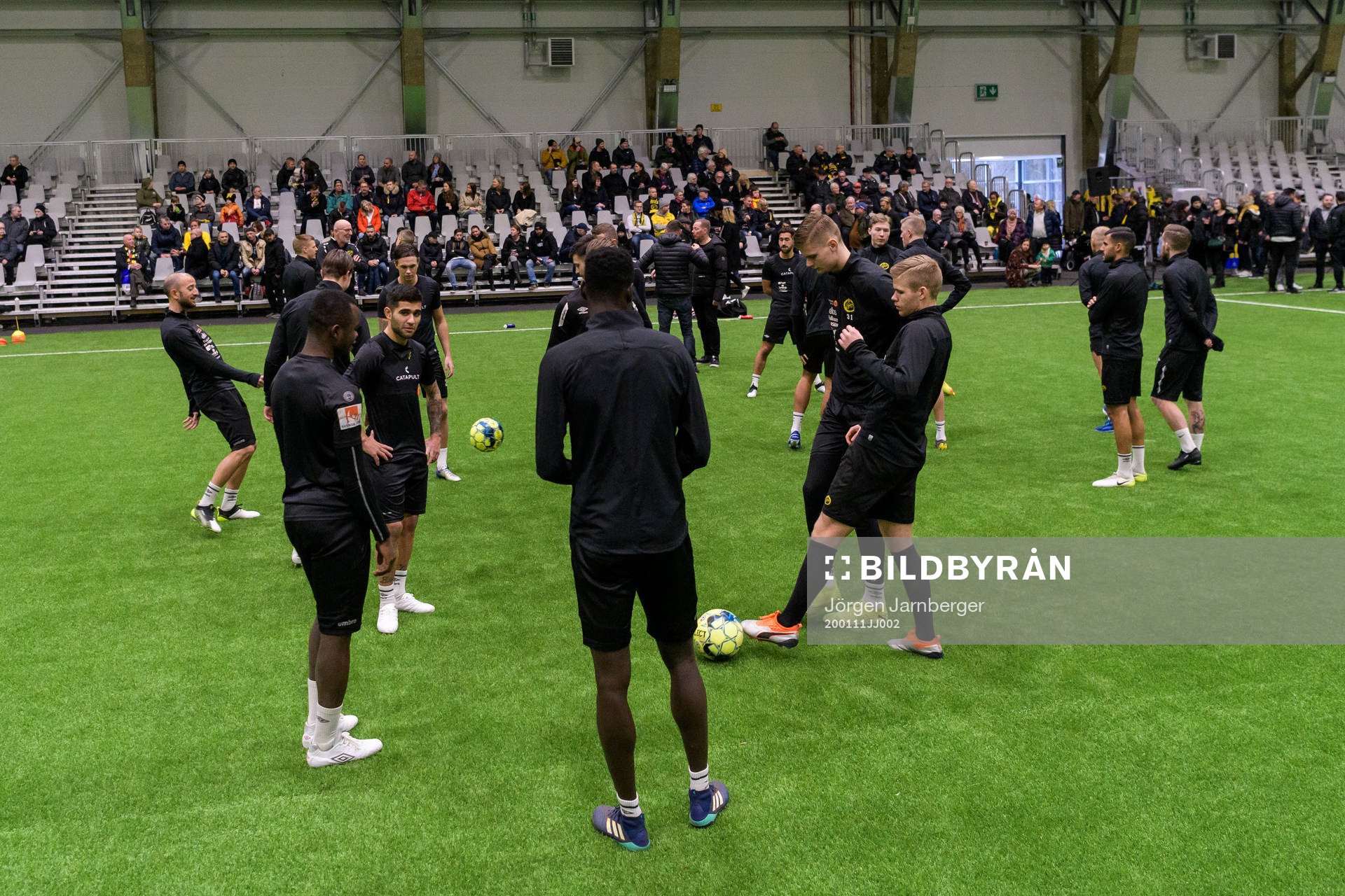 Herrlaget värmer upp vid en gemensam säsongsuppstart med fotbollslaget Elfsborgs herr- och damlag den 11 januari 2020 i Borås.