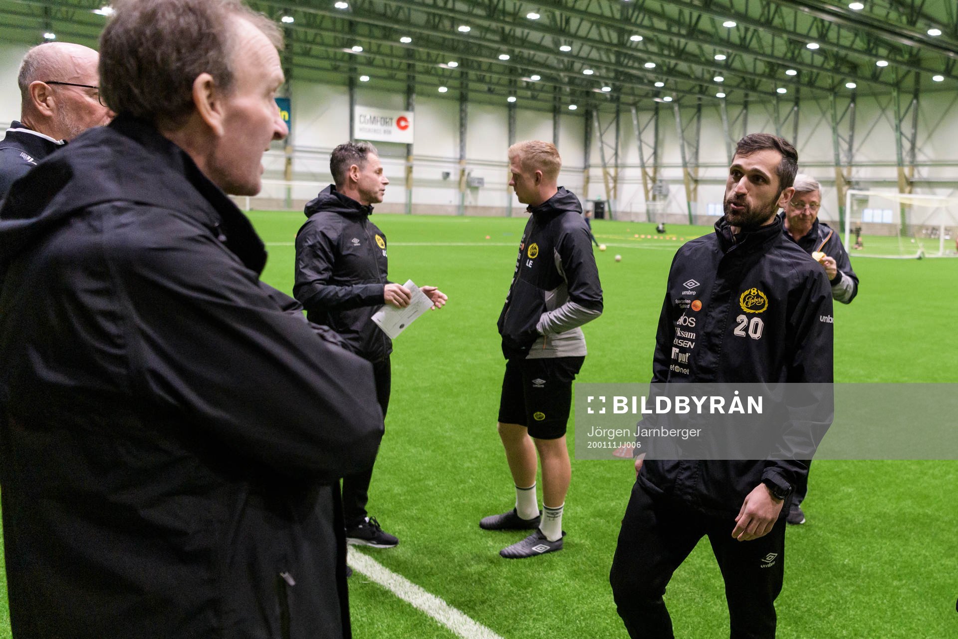 Elfsborgs assisterande tränare Emir Bajrami pratar med