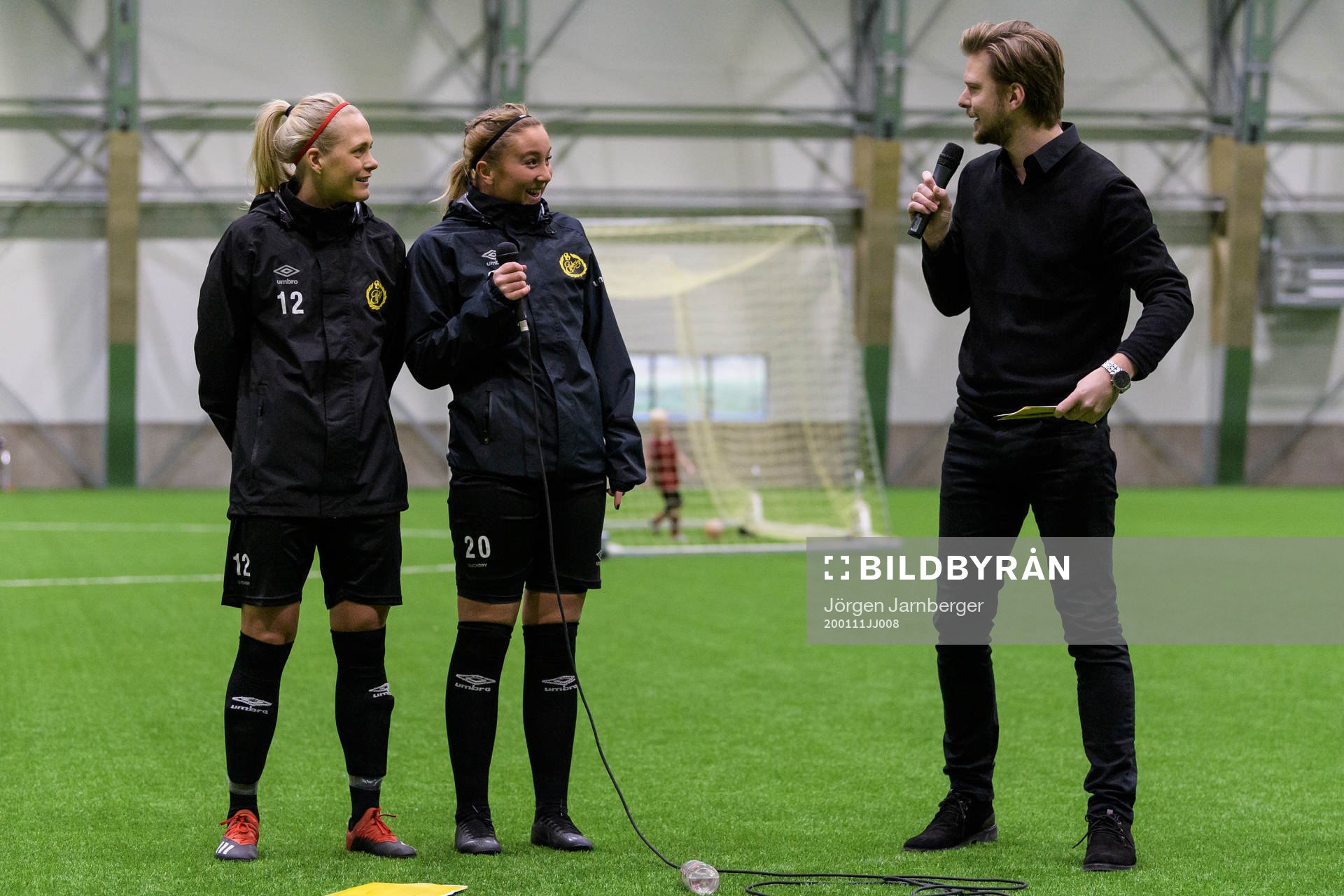 Elfsborgs medansvarige Johannes Sandberg intervjuar damlagets Ellen Larsson och Ebba Johansson under en gemensam säsongsuppstart med fotbollslaget Elfsborgs herr- och damlag den 11 januari 2020 i Borås.