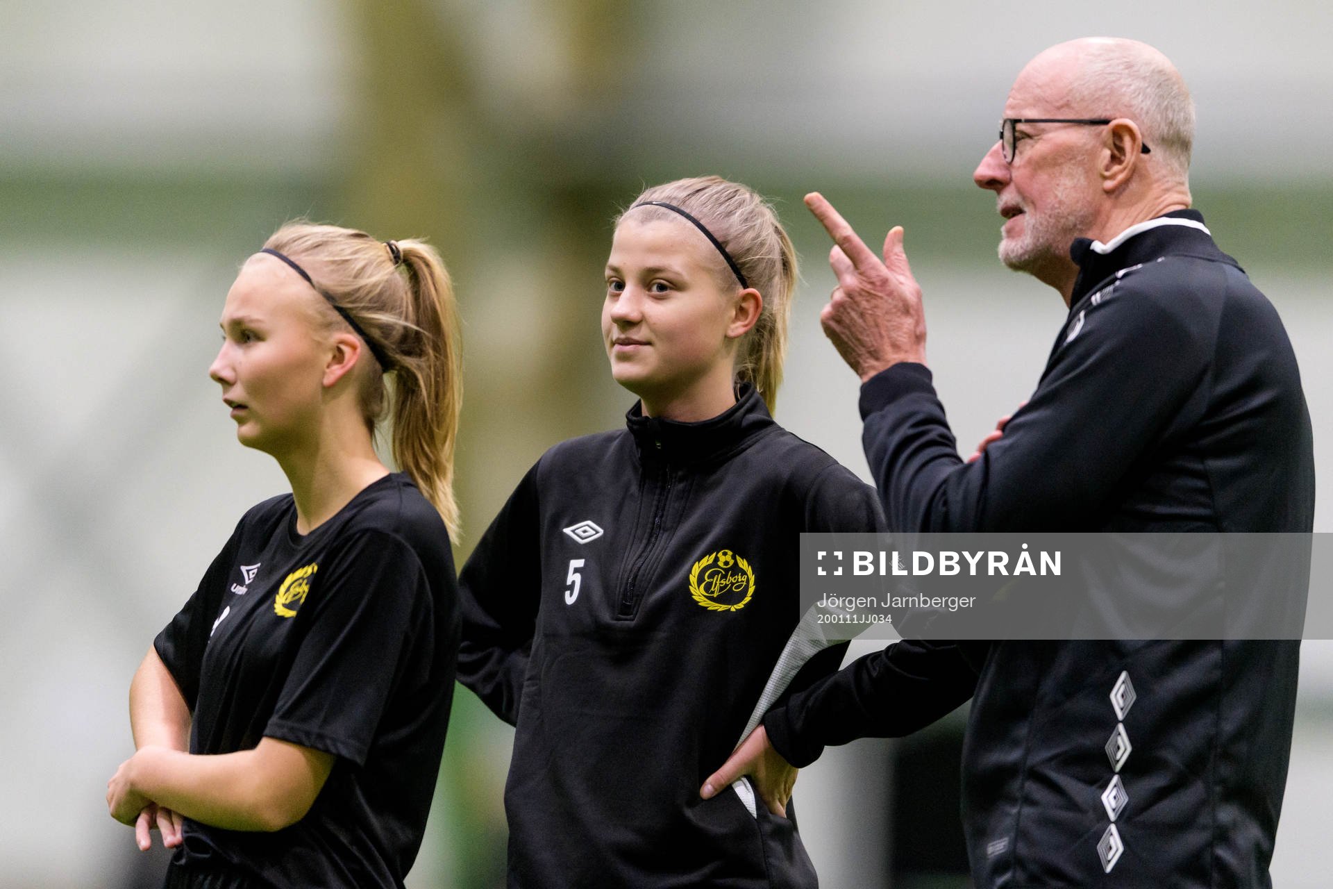 Damlagets Linn Sångberg och Sara Isaksson lyssnar på