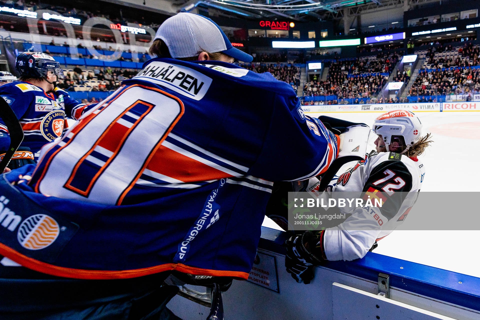 Växjös målvakt Viktor Fasth puttar Malmö Redhawks
