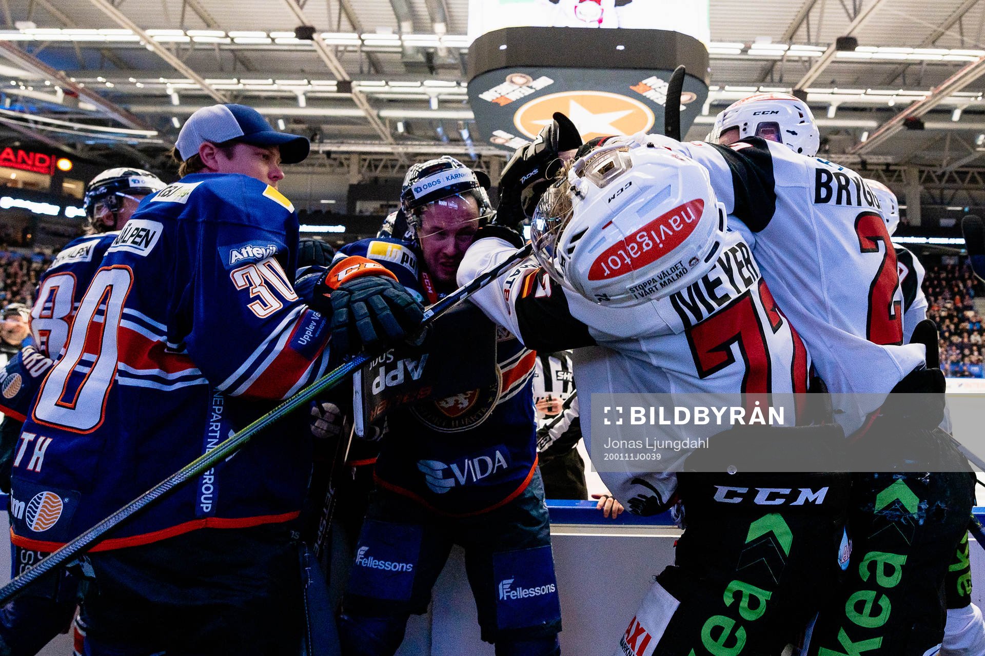 Bråk mellan flera spelare i båset