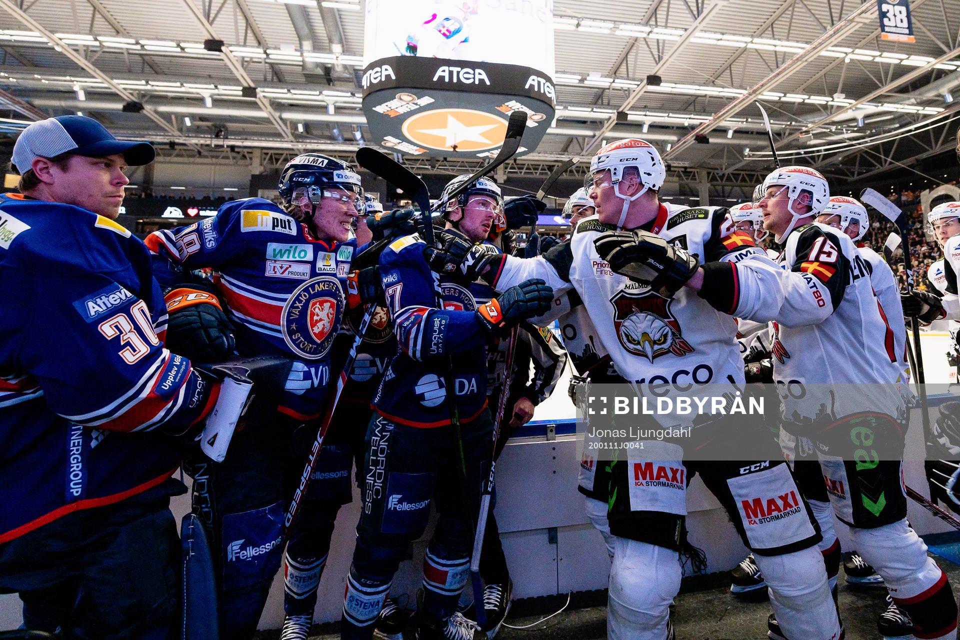 Bråk mellan flera spelare i båset