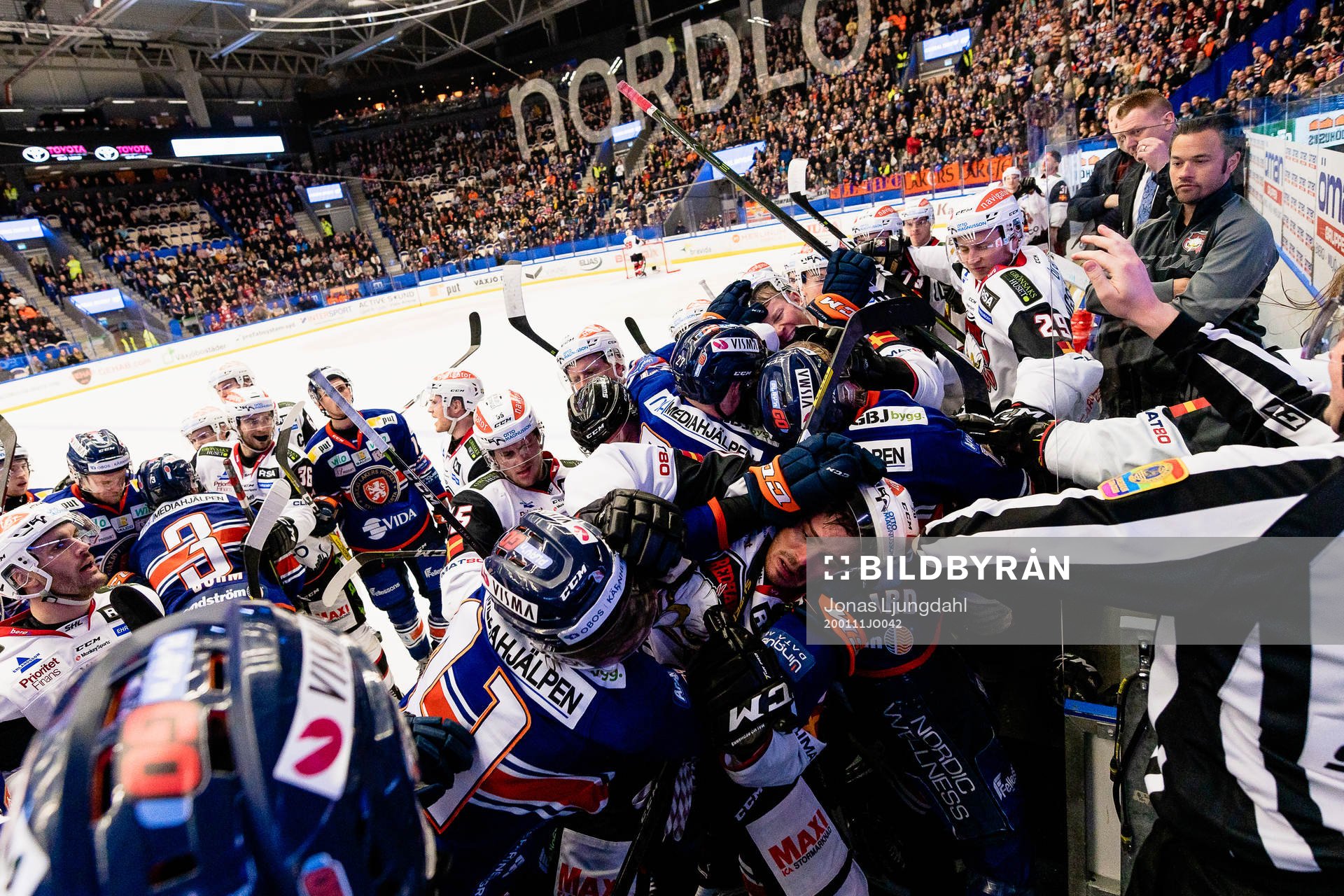 Bråk mellan flera spelare i båset