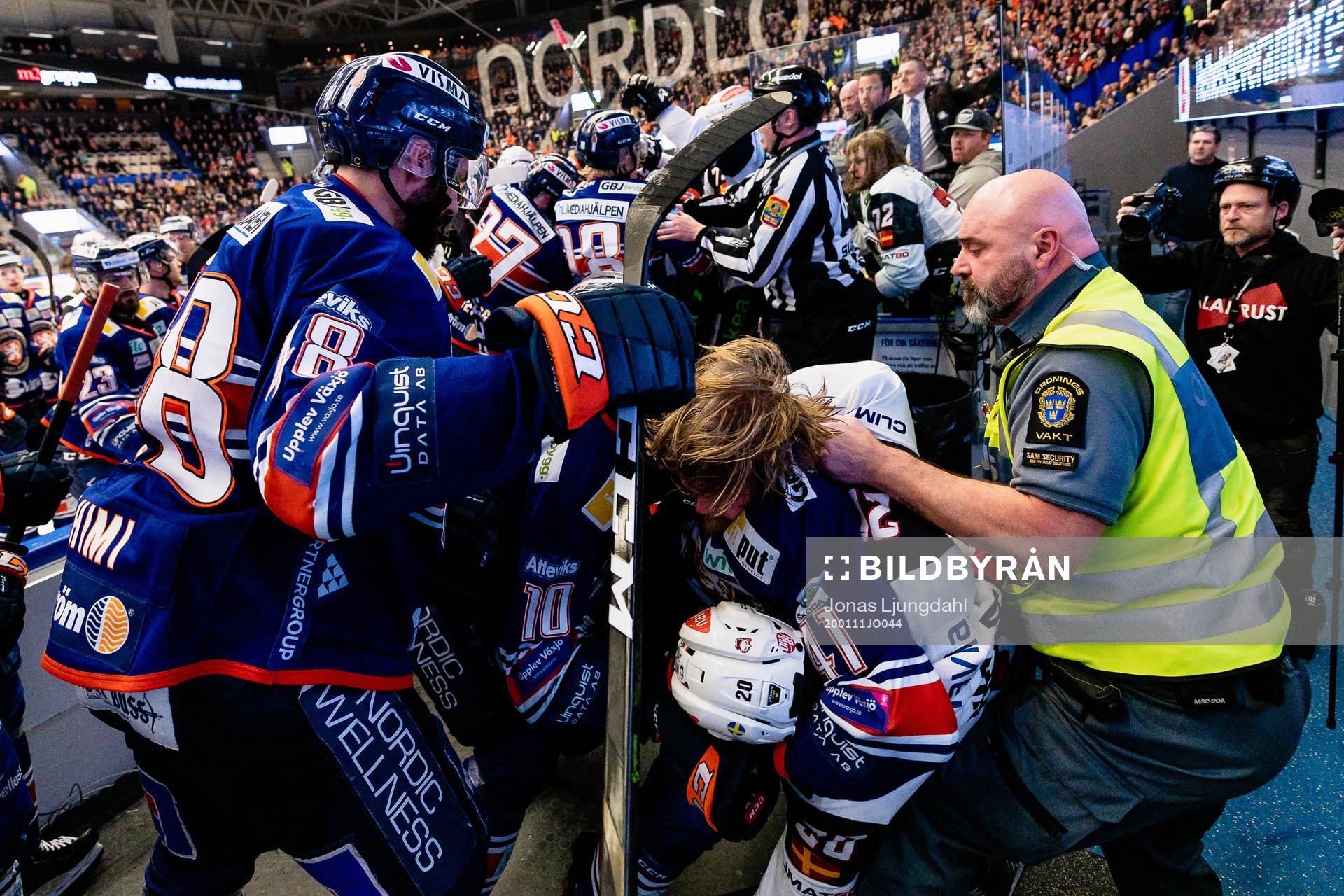 Bråk mellan flera spelare i båset
