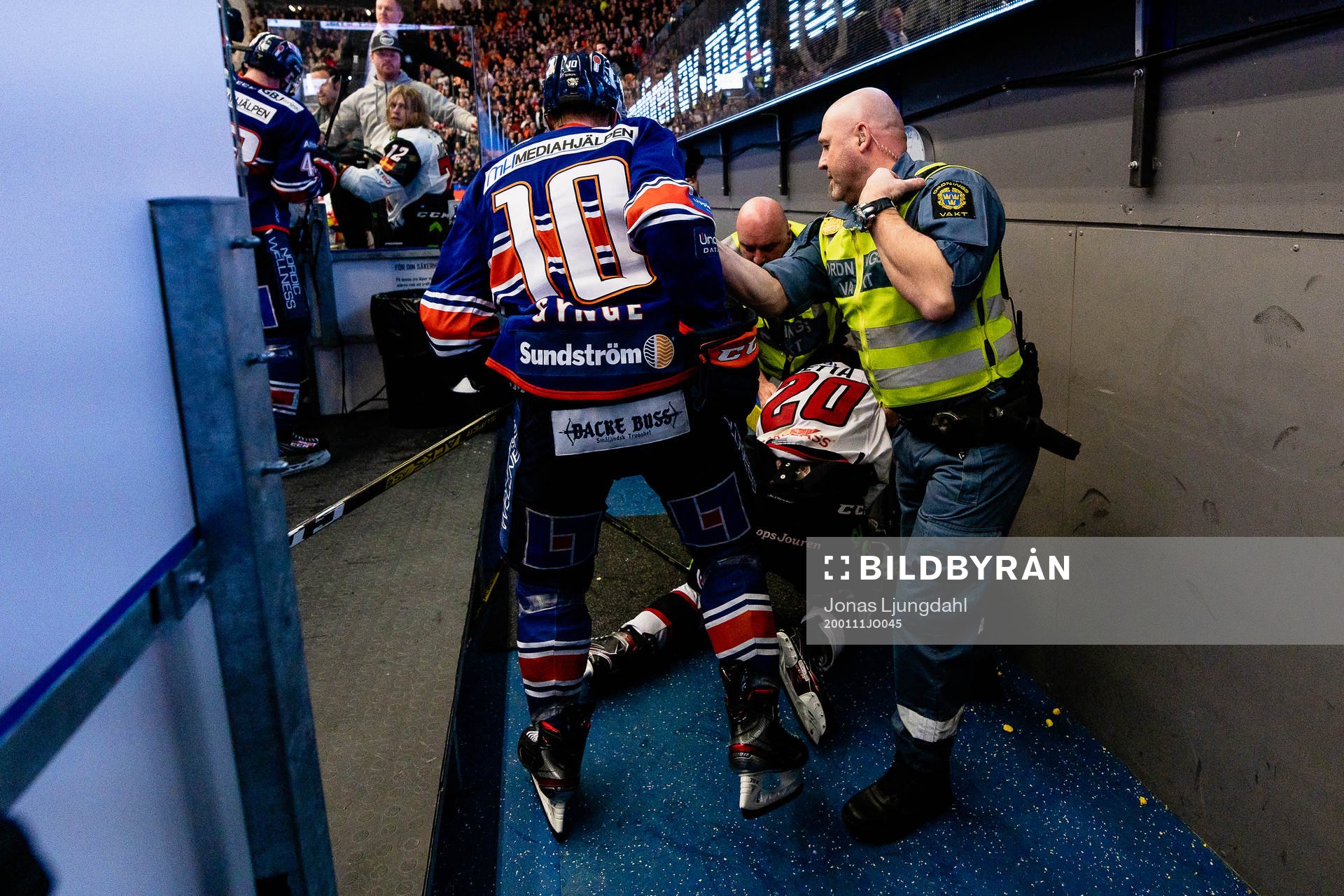 Bråk mellan flera spelare i båset