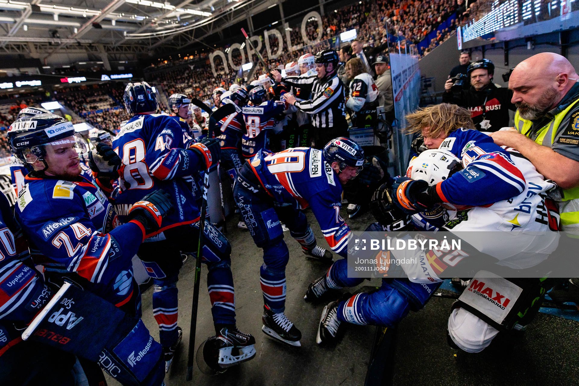 Bråk mellan flera spelare mellan båsen