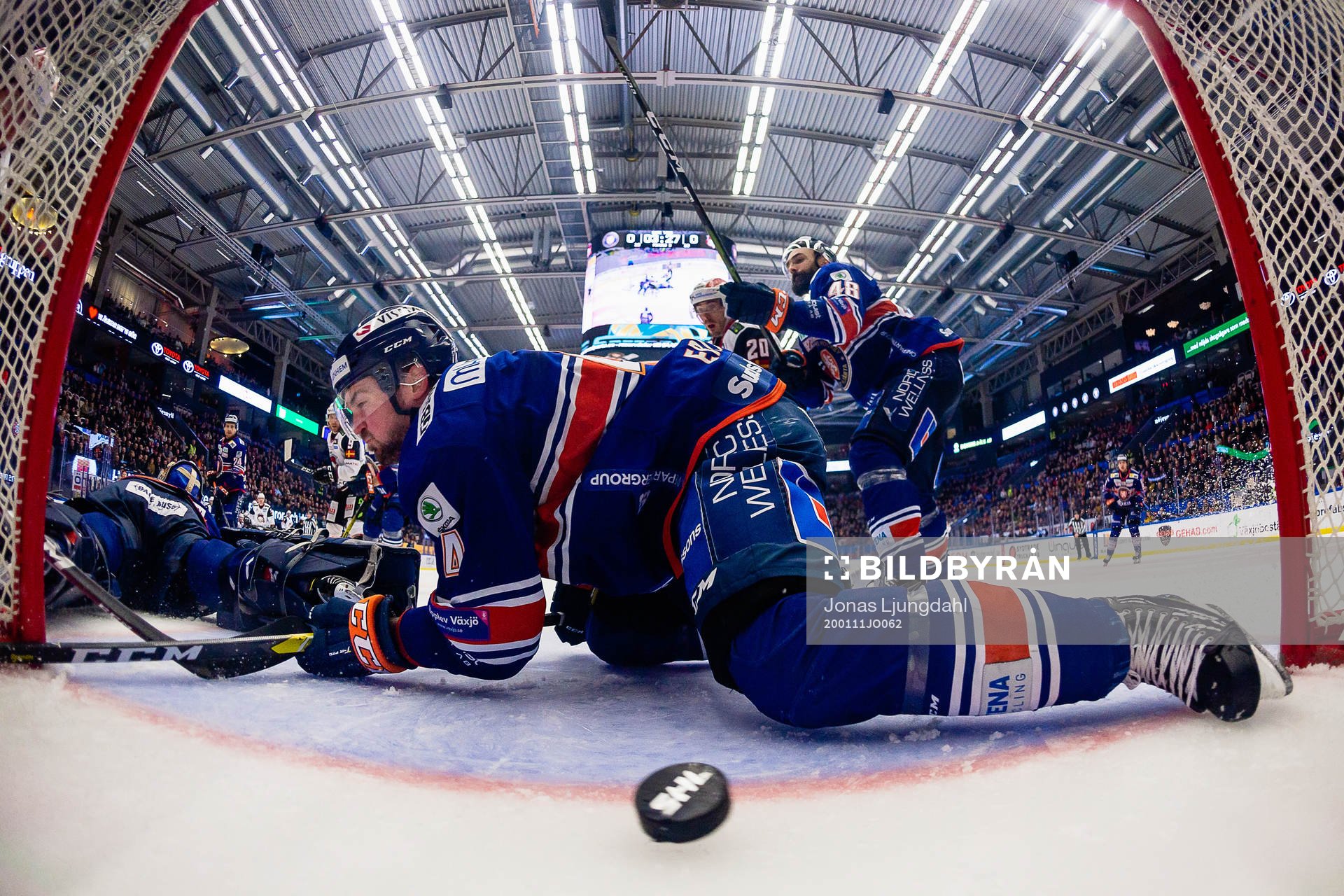 Växjös Tim Erixon faller när Malmö Redhawks gör mål