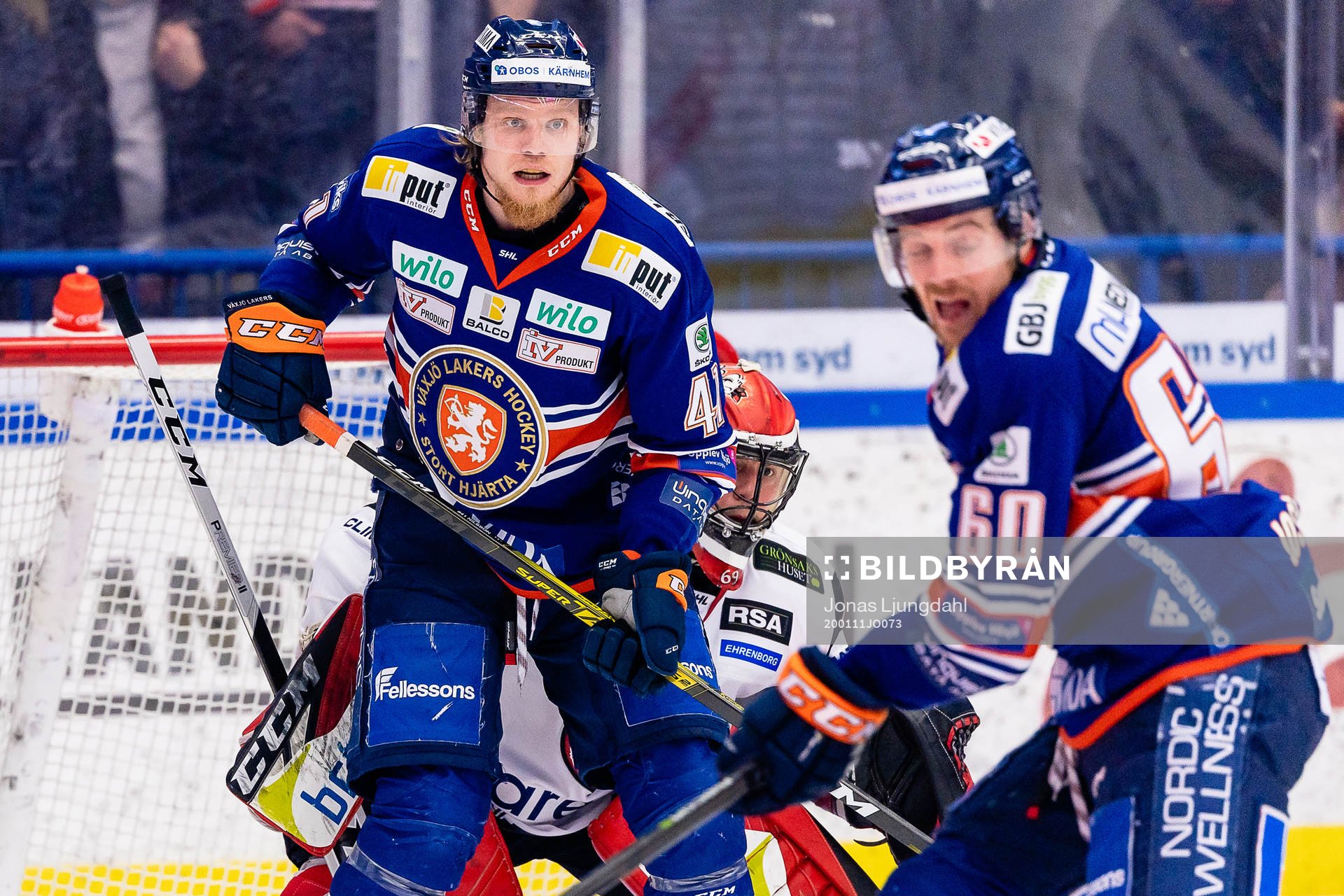 Växjös Ludvig Nilsson framför Malmö Redhawks målvakt