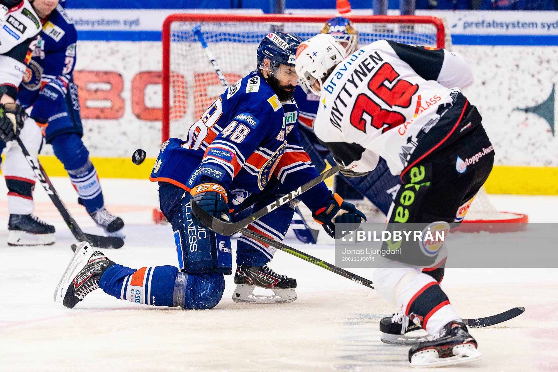 Växjös Daniel Rahimi täcker skott från Malmö Redhawks