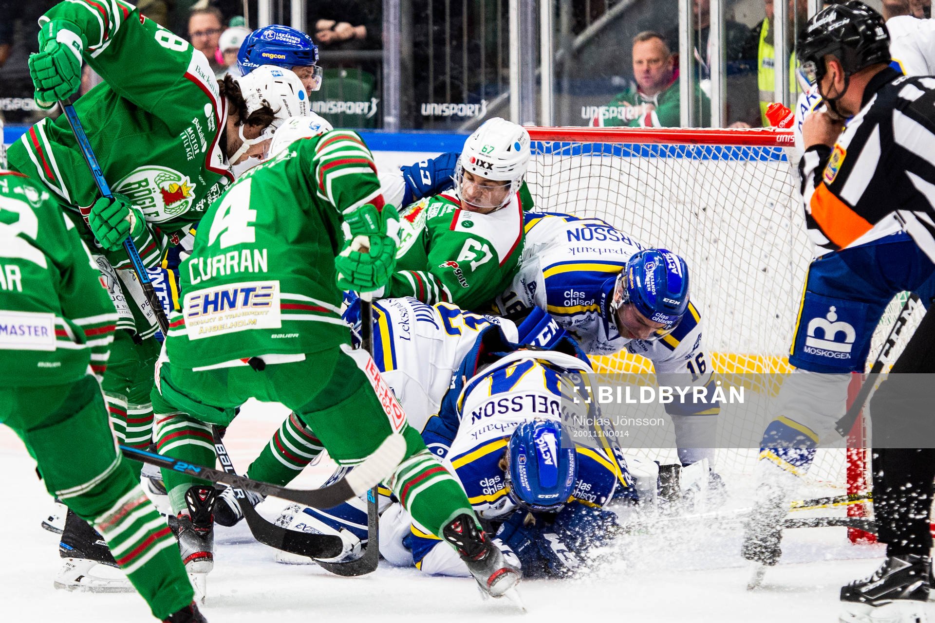 Rögles Leon Bristedt i en duell med Leksands målvakt