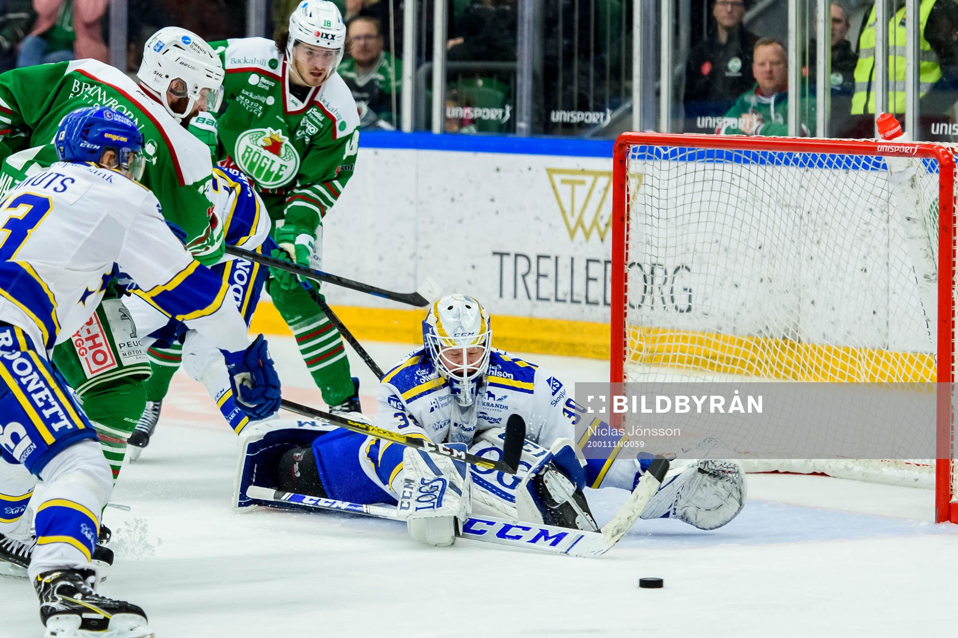 Leksands målvakt Janne Juvonen räddar Rögles Taylor
