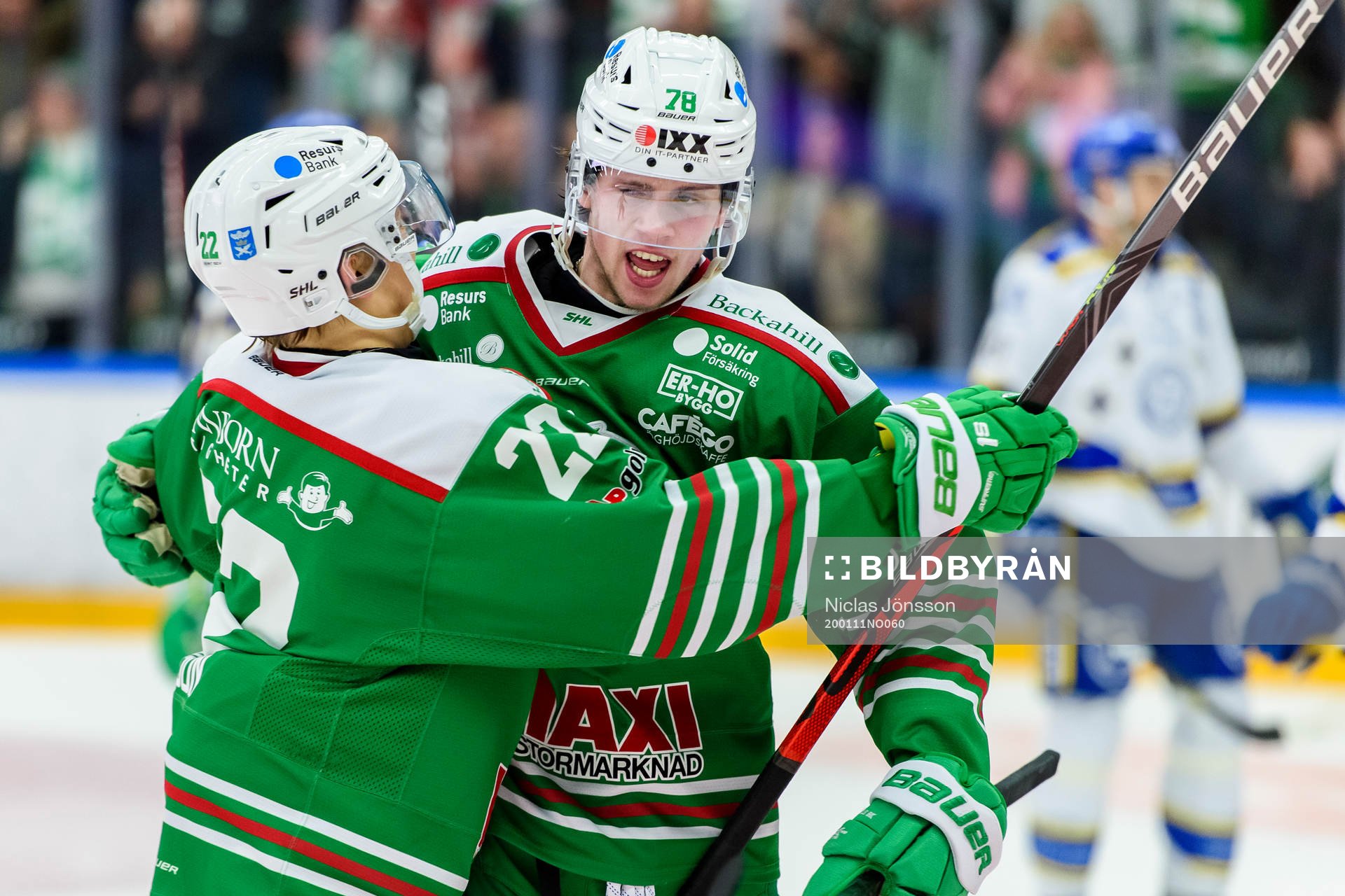 Rögles  Dominik Bokk jublar tillsammans Samuel Jonsson