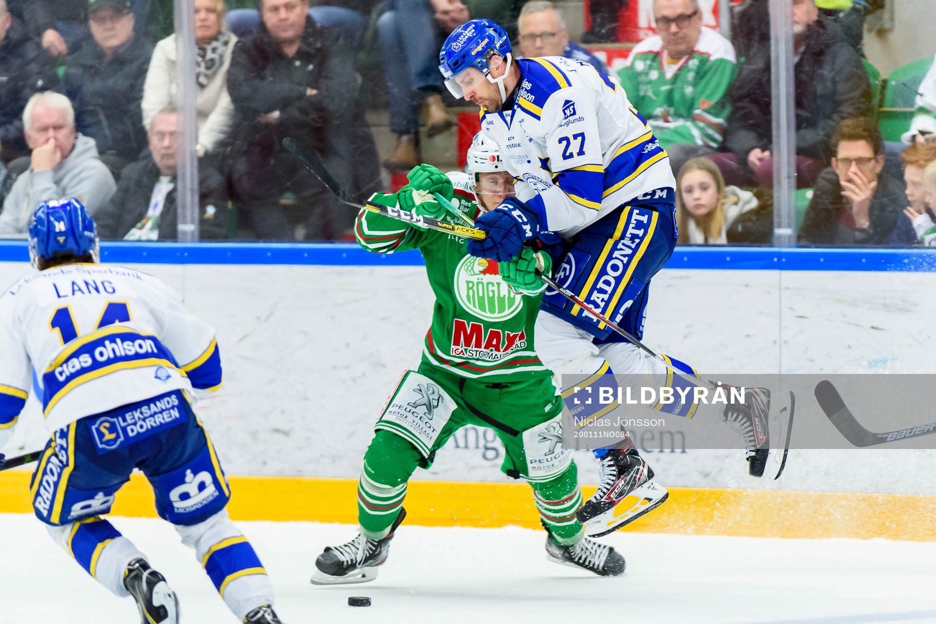 Rögles  Daniel Bertov tacklar Leksands Marek Hrivik