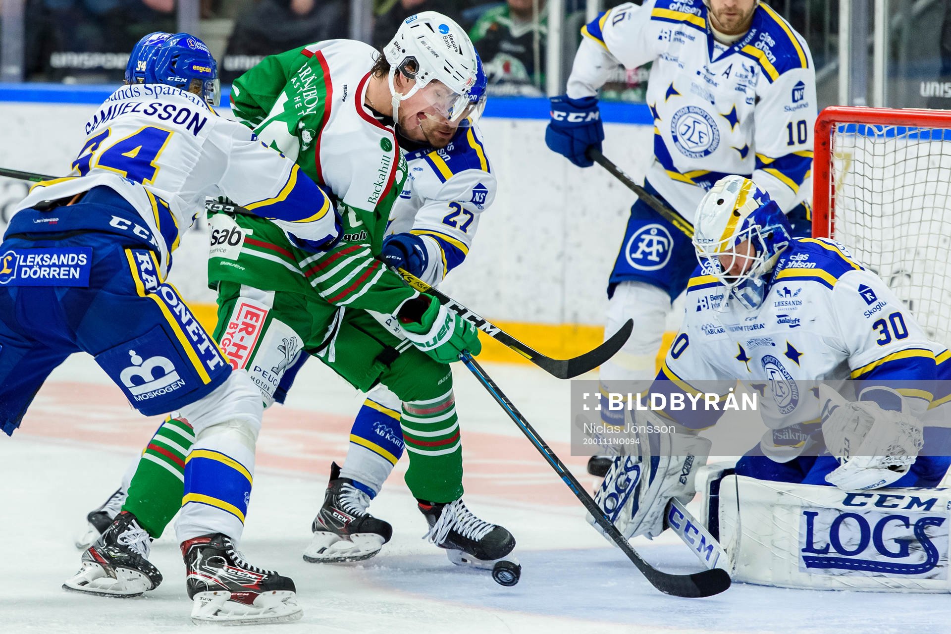 Rögles Dominik Bokk och Leksands målvakt Janne Juvonen