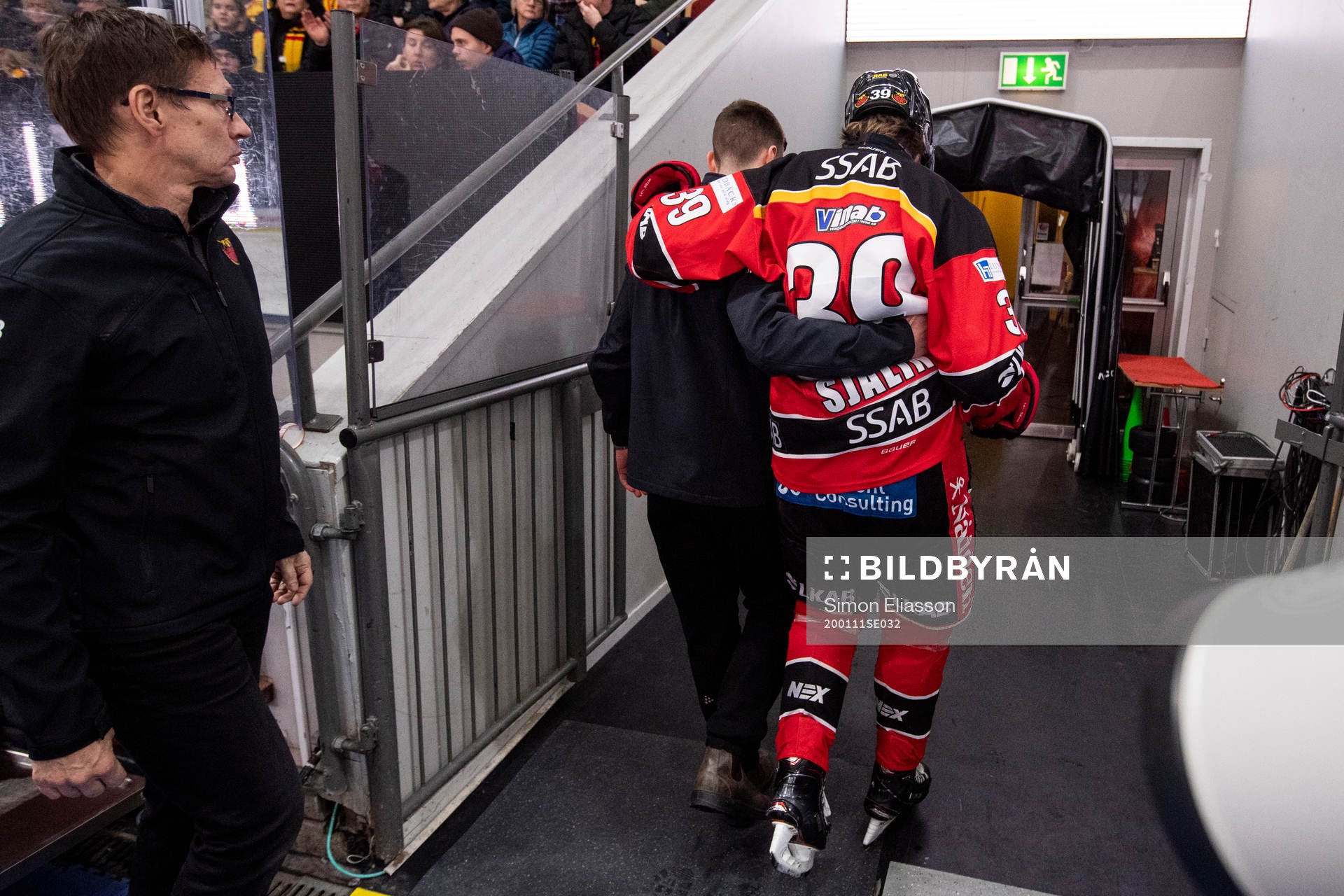 Luleås Pontus Själin lämnas isen skadad