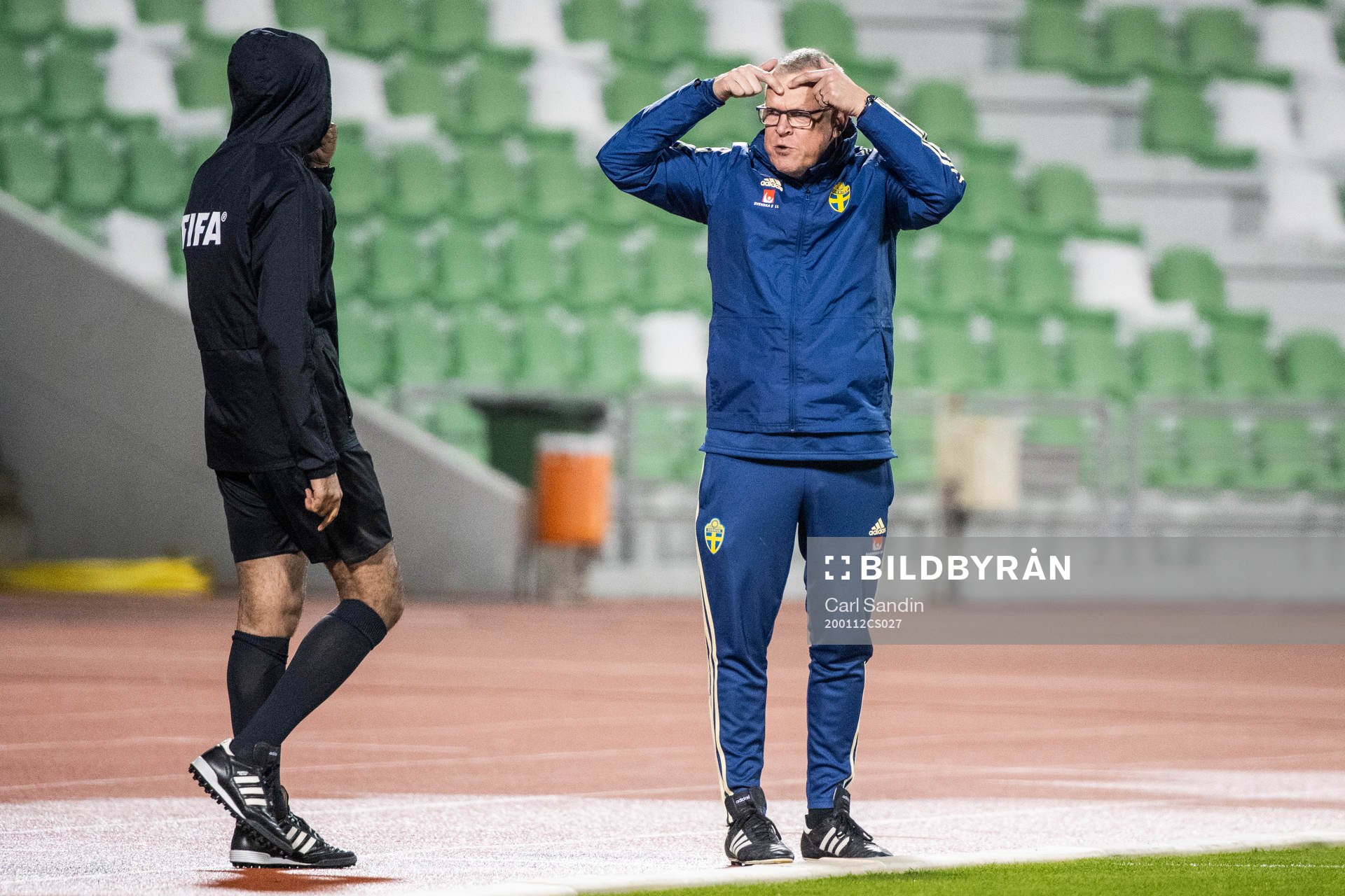 Janne Andersson, head coach of Sweden in a discussion with