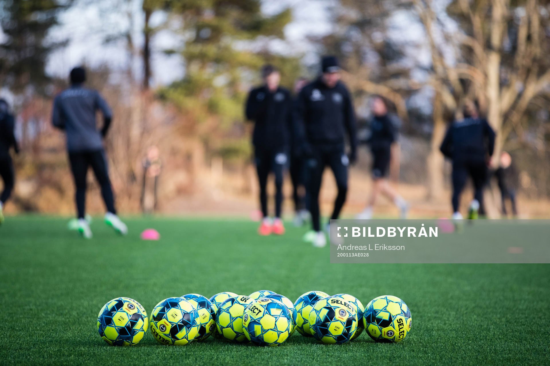 Fotbollar ligger på konstgräset
