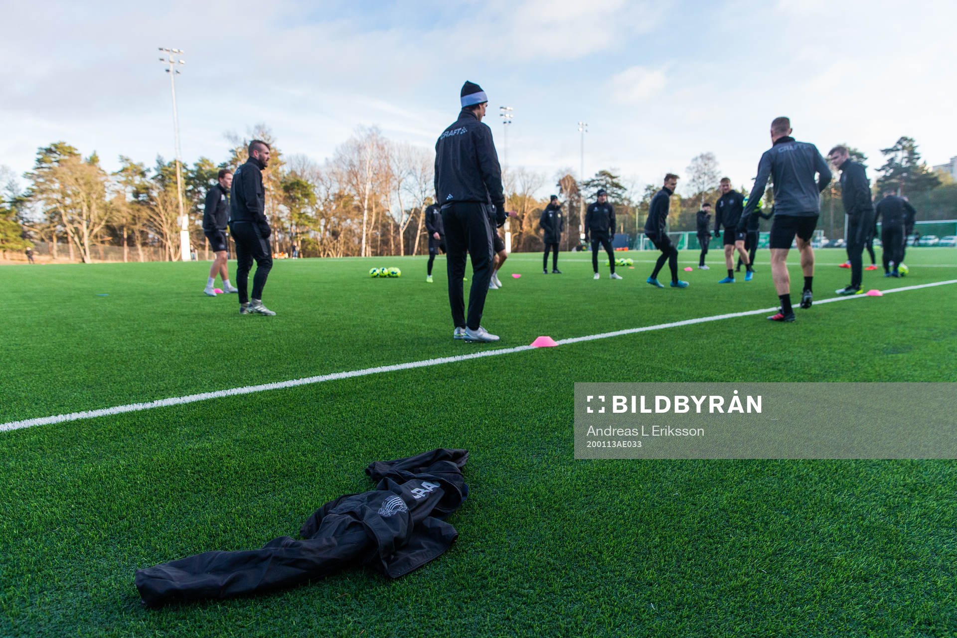 En tröja ligger på konstgräset