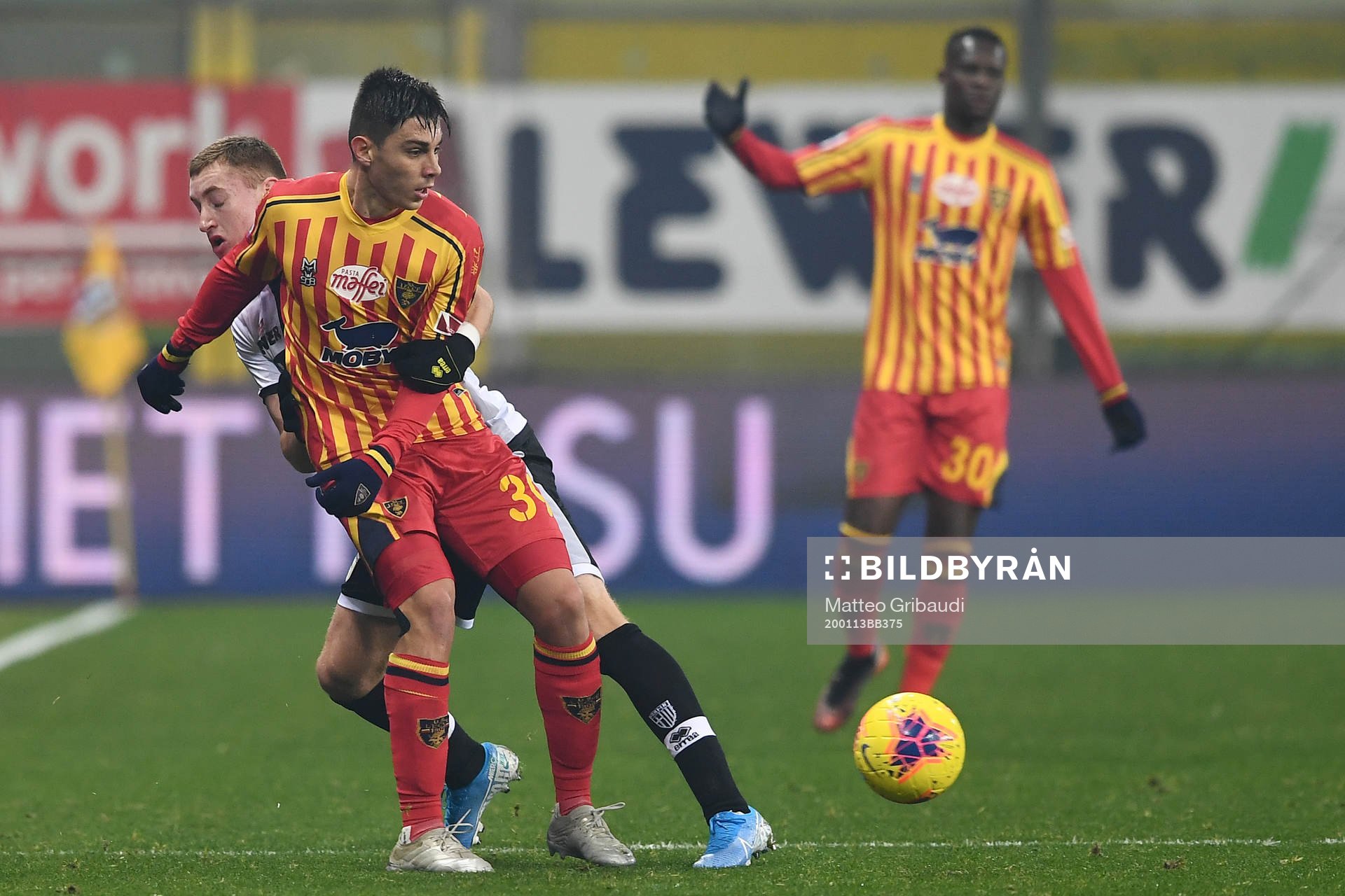 Cristian Dell'Orco of Lecce and Dejan Kulusevski of Parma