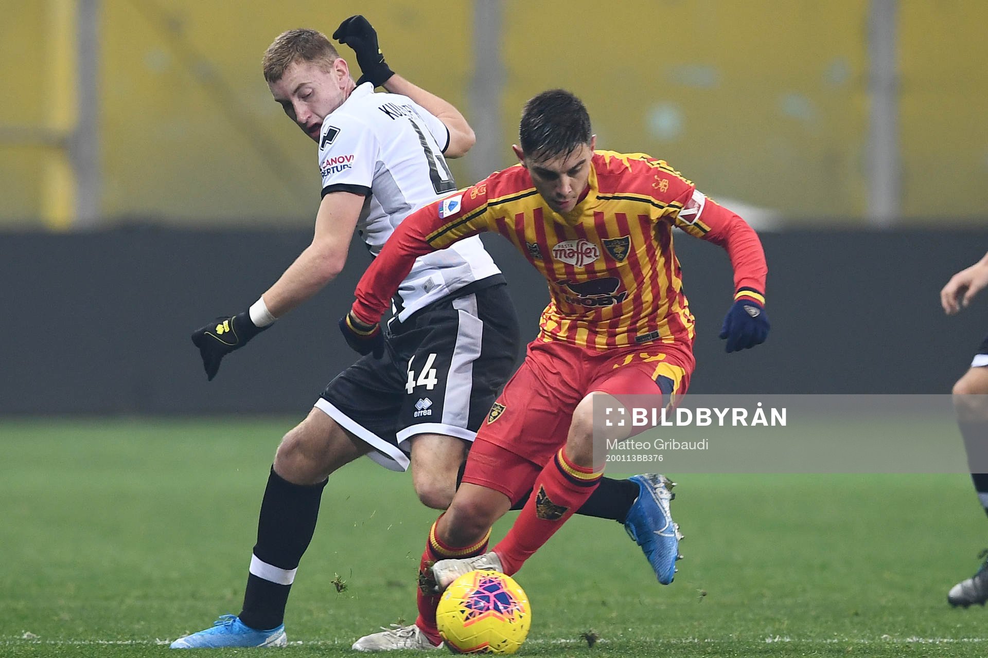 Cristian Dell'Orco of Lecce and Dejan Kulusevski of Parma