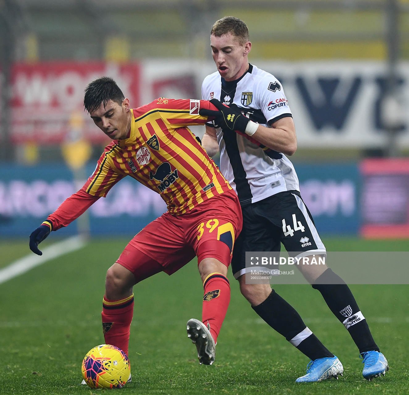 Cristian Dell'Orco of Lecce and Dejan Kulusevski of Parma