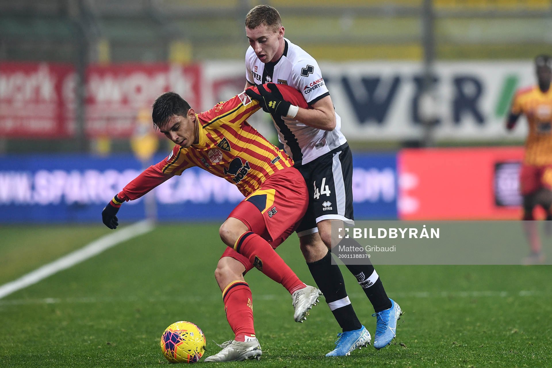 Cristian Dell'Orco of Lecce and Dejan Kulusevski of Parma