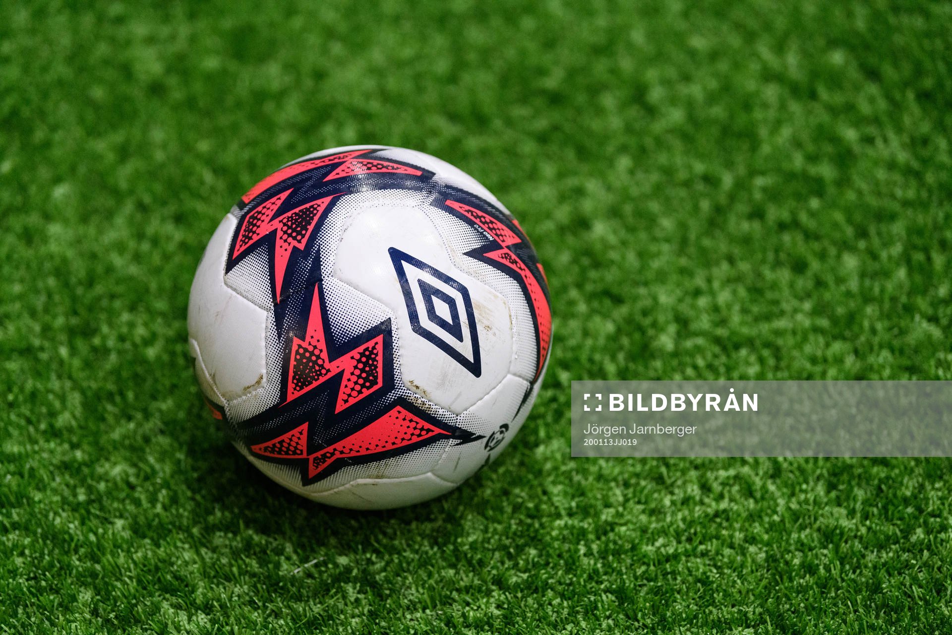 En Umbro fotboll på konstgräset