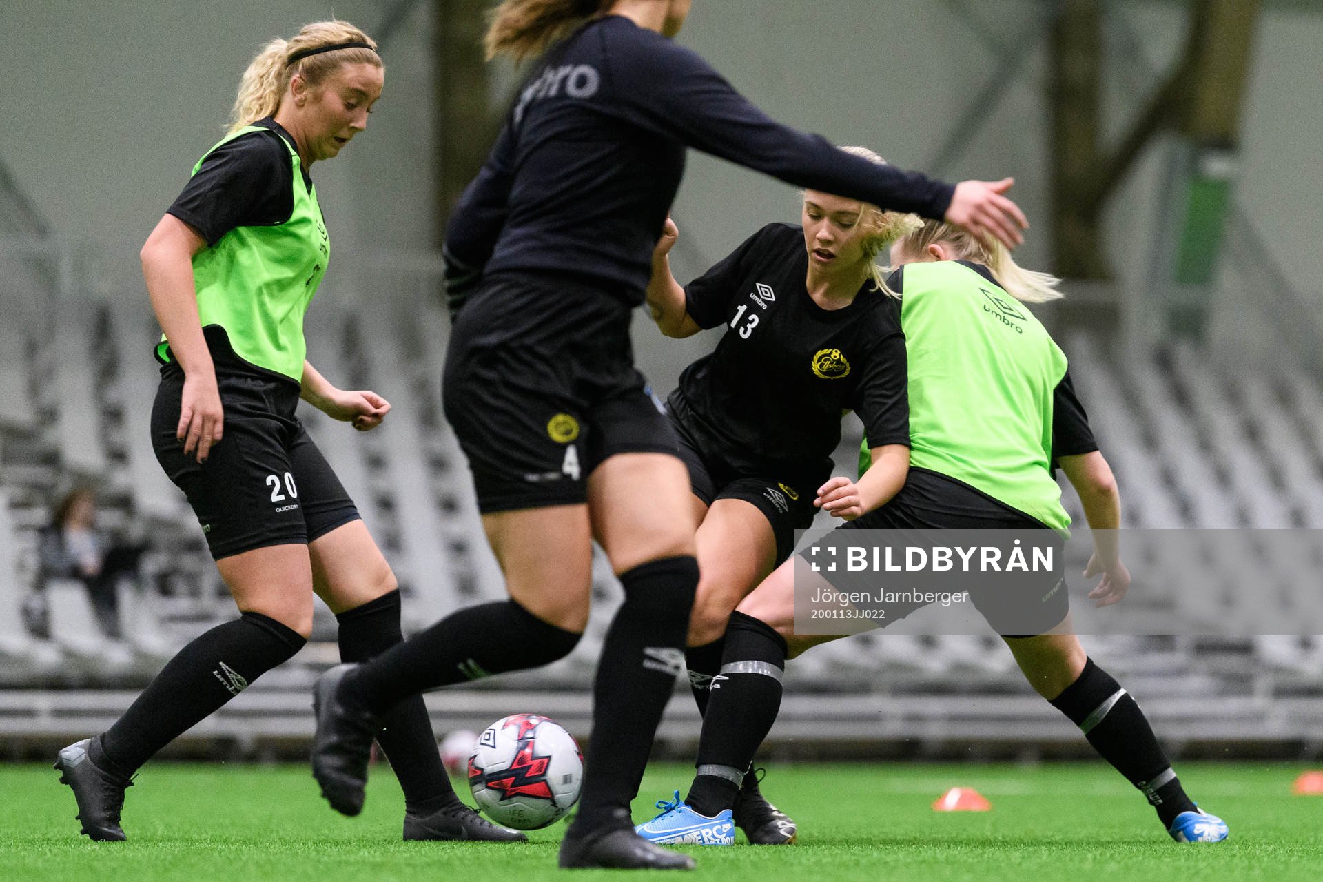 Ebba Johansson och Evelina Brink under en träning med Elfsborgs damlag den 13 januari 2020 i Borås.