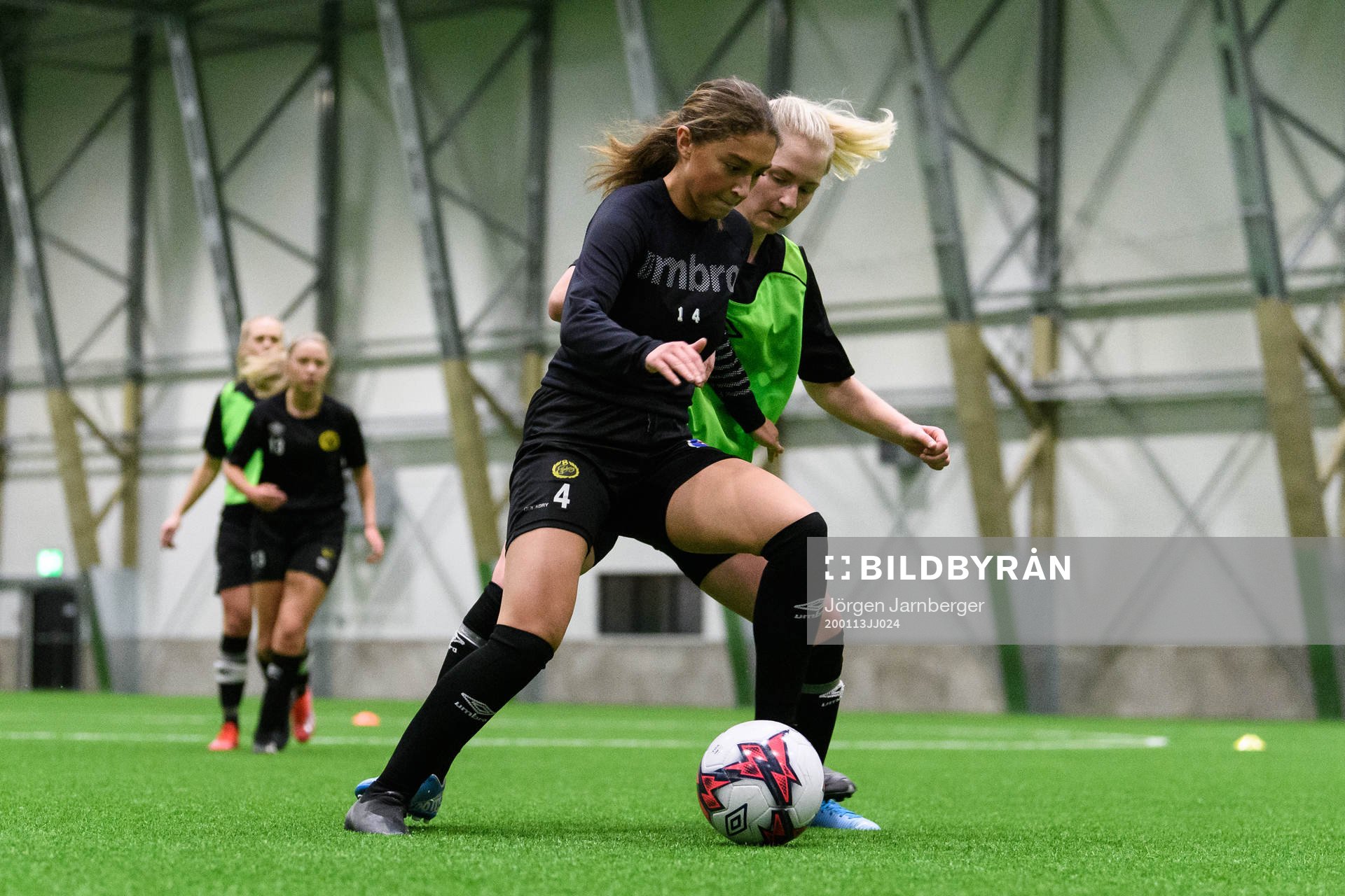 Donika Shala och Fanny Johansson under en träning med Elfsborgs damlag den 13 januari 2020 i Borås.