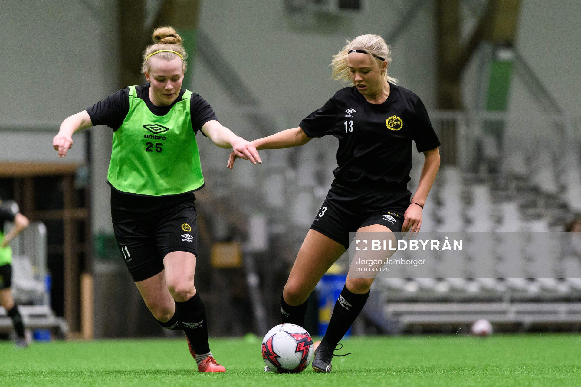 Leann Nyström och Evelina Brink under en träning med Elfsborgs damlag den 13 januari 2020 i Borås.