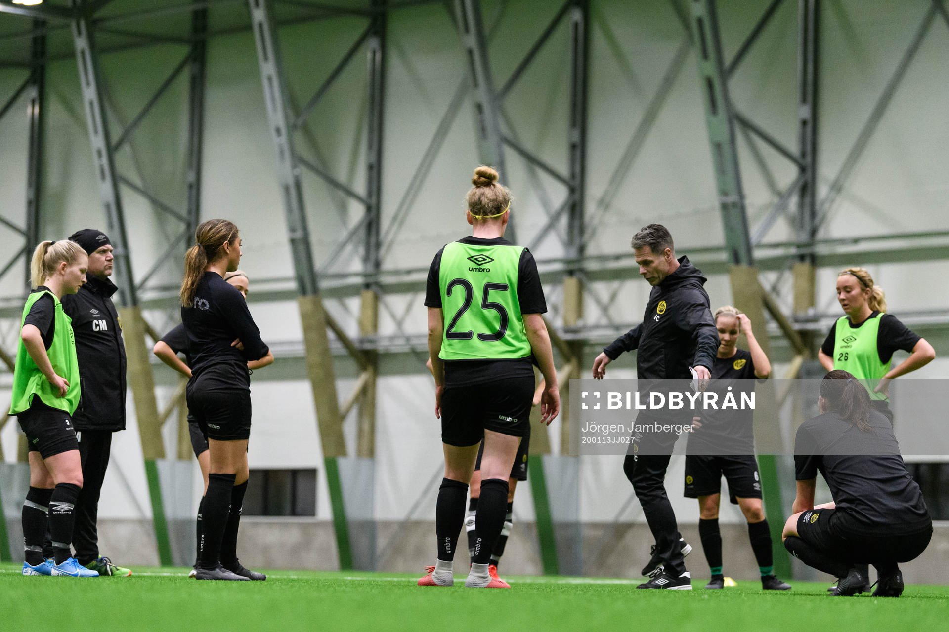 Tränare Joakim Carlsson instruerar under en träning med Elfsborgs damlag den 13 januari 2020 i Borås.
