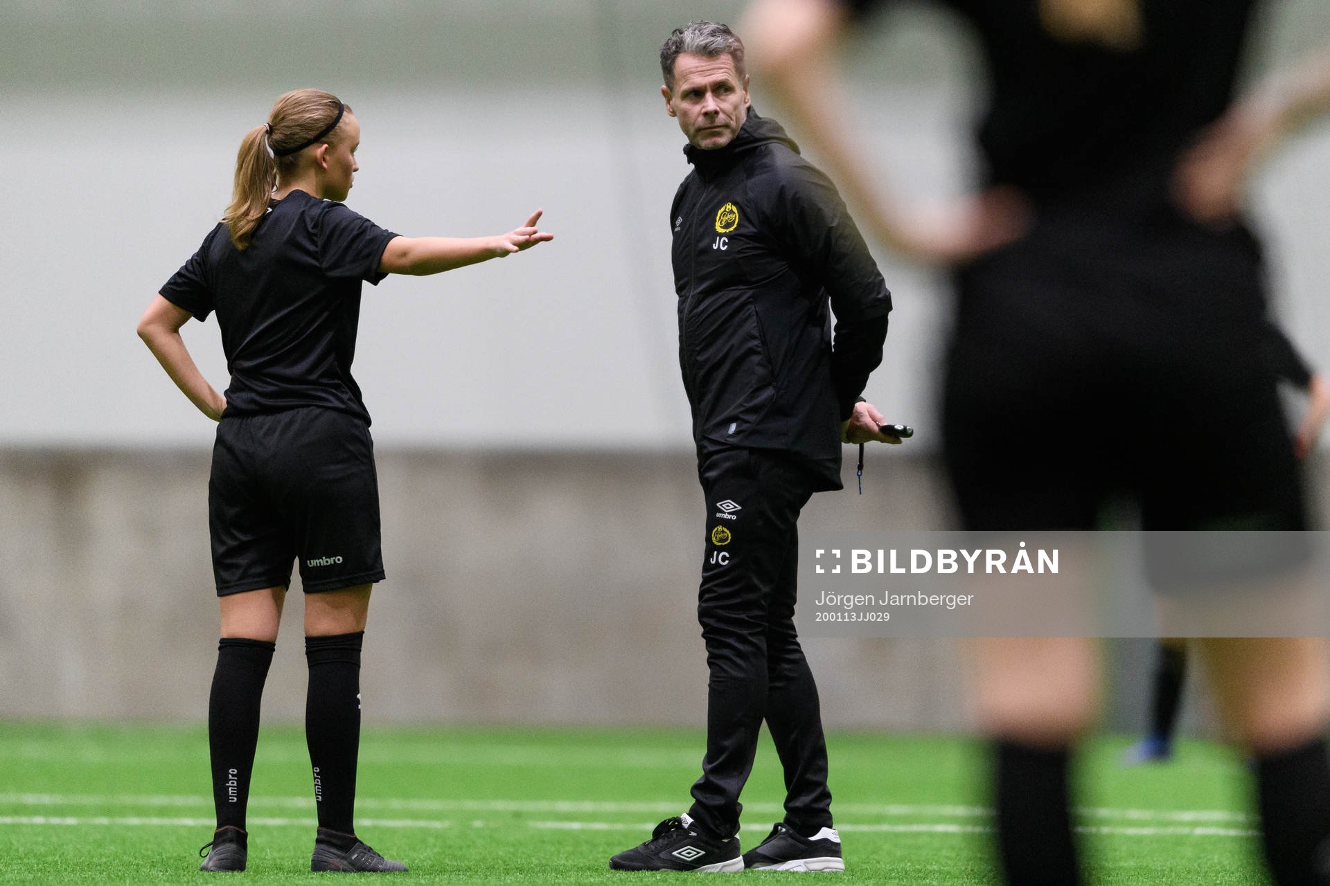 Olivia Gurtata diskuterar med tränare Joakim Carlsson