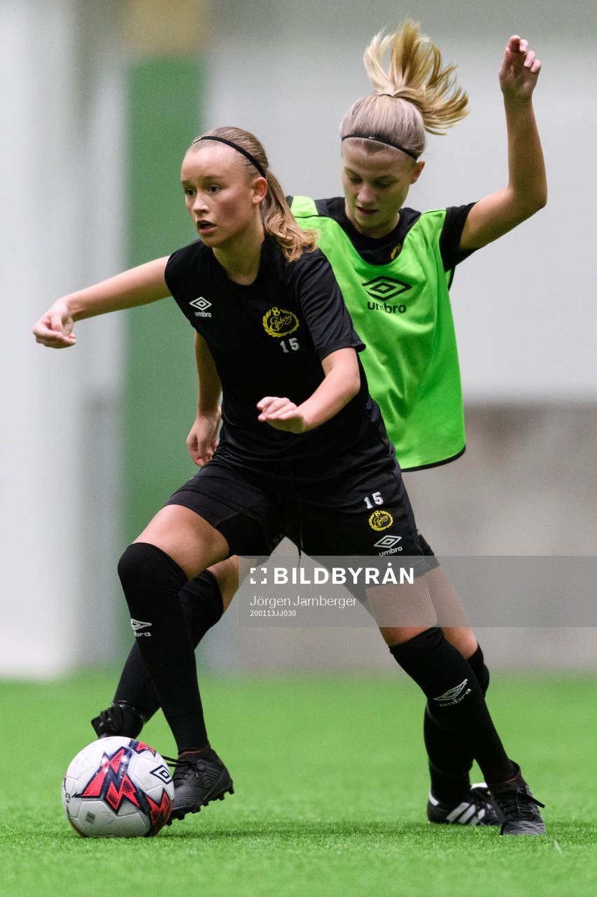 Ebba Nåfält och Sara Isaksson under en träning med Elfsborgs damlag den 13 januari 2020 i Borås.