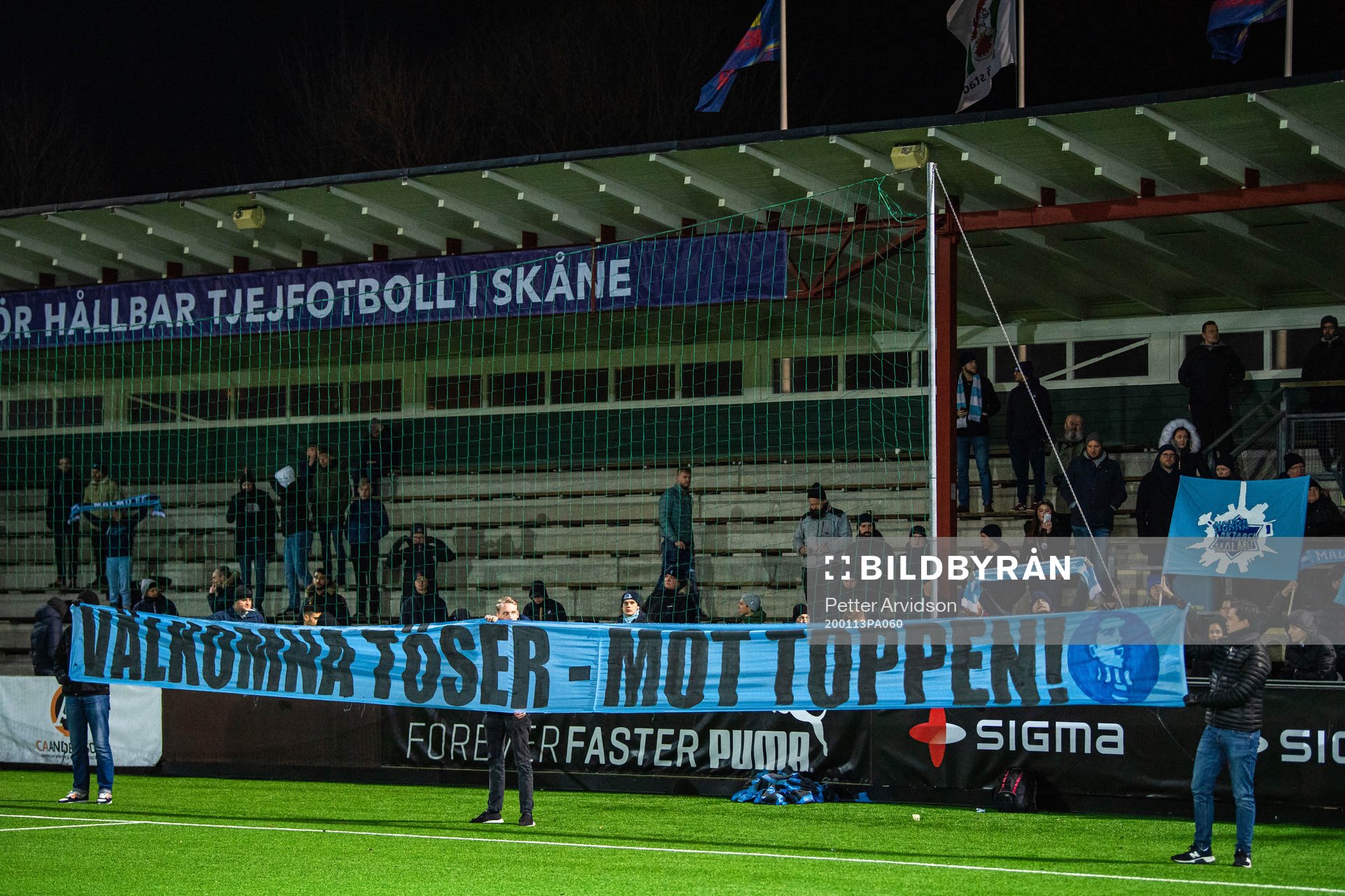 Malmö FFs supportrar med en banderoll