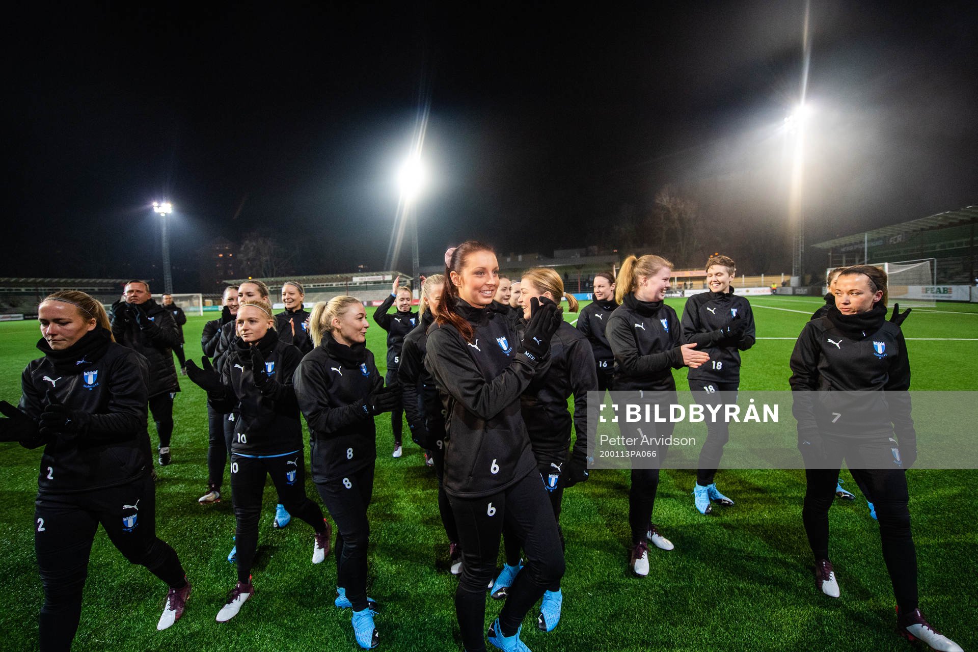Malmö FFs spelare jublar under en fotbollsträning med Malmö FF den 13 januari 2020 i Malmö.