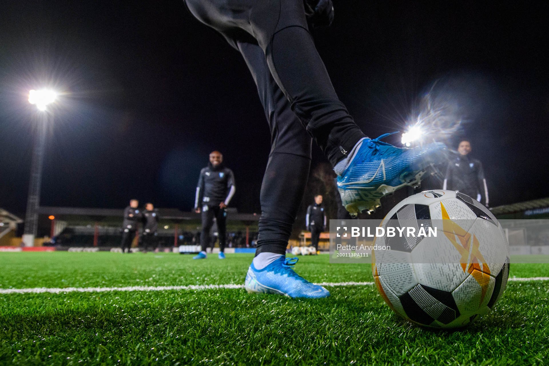 En boll och fotbollsskor