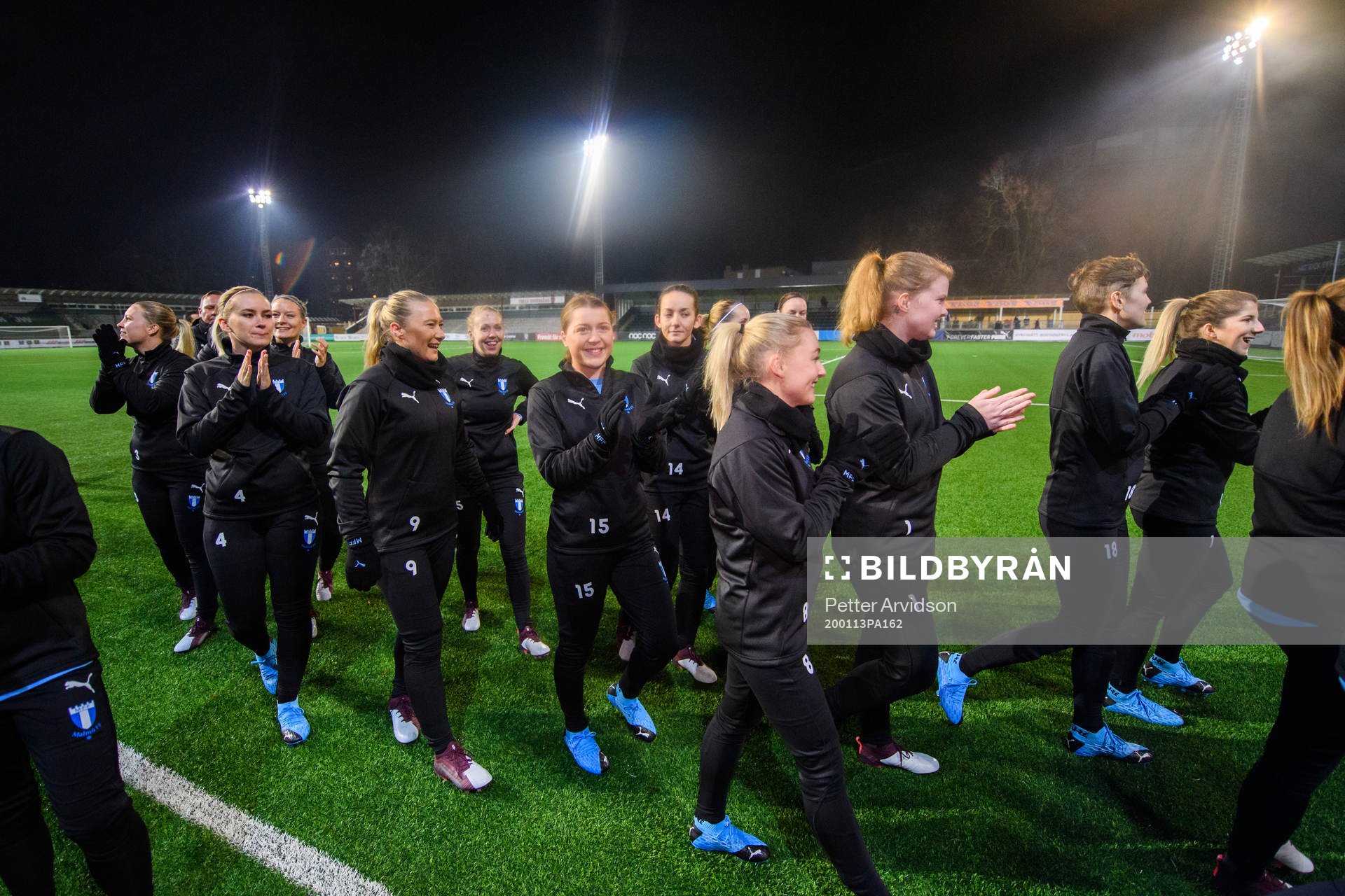 Spelarna tackar publiken inför en fotbollsträning med Malmö FF den 13 januari 2020 i Malmö.