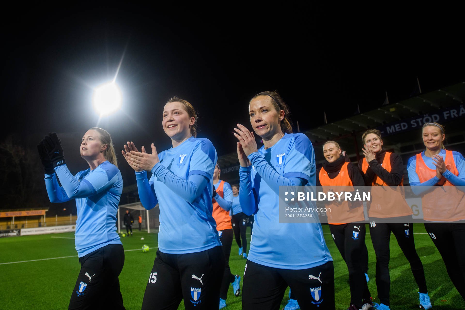 Caroline Williamsdotter, Elvira Ramel och Cornelia Lindgren tackar publiken efter en fotbollsträning med Malmö FF den 13 januari 2020 i Malmö.
